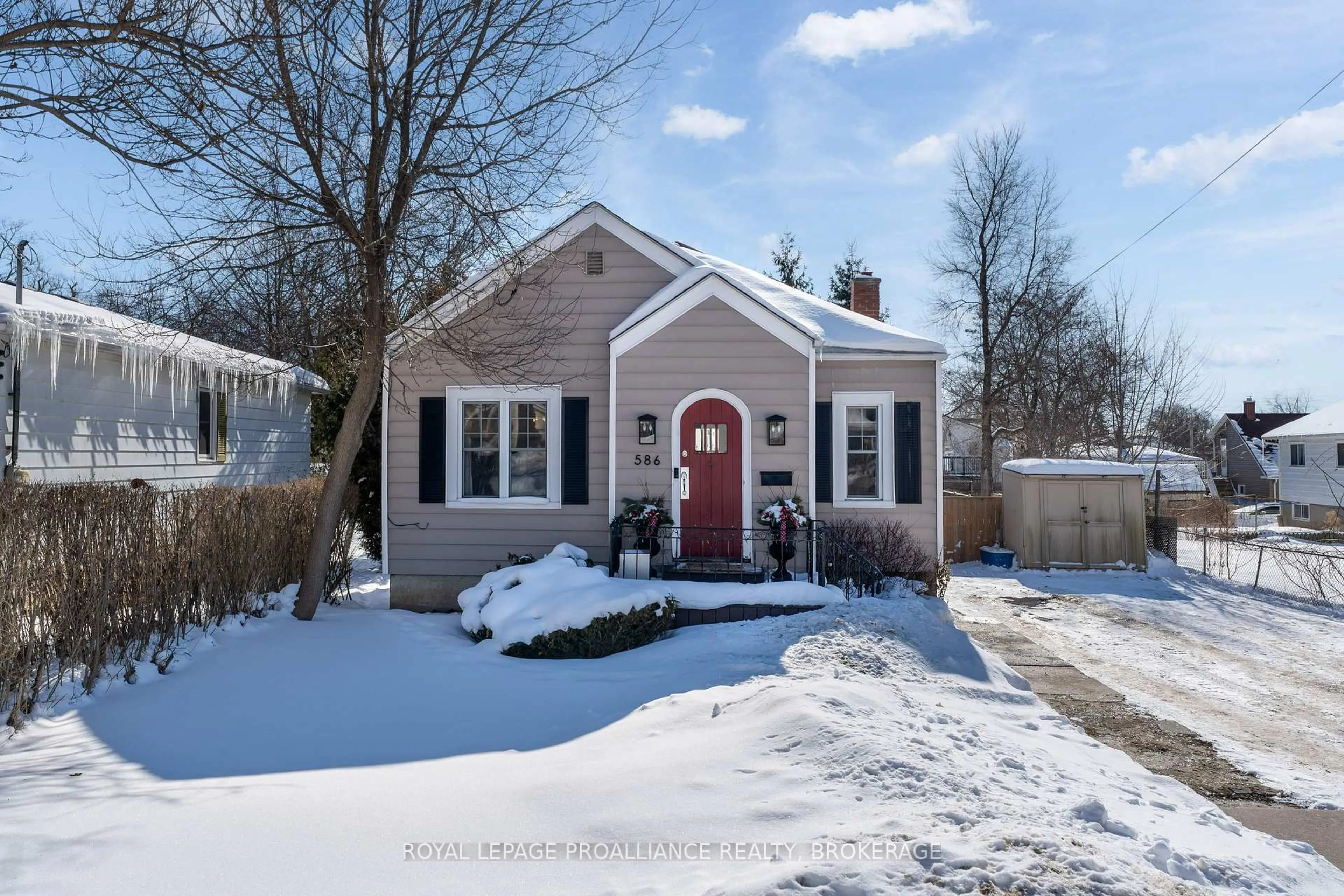 Home with vinyl exterior material, street for 586 Union St, Kingston Ontario K7M 2H4