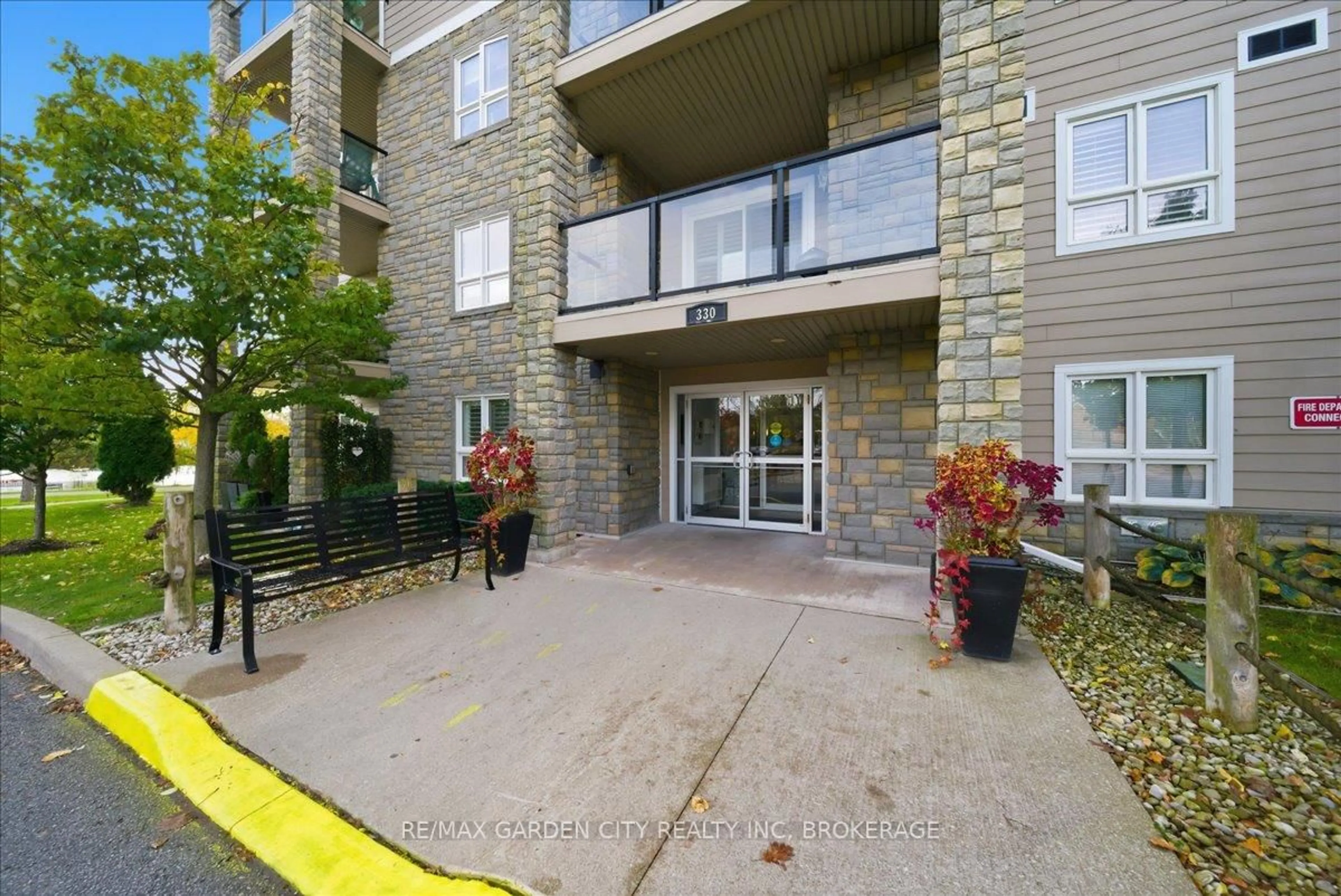 Indoor foyer for 330 Prince Charles Dr #1402, Welland Ontario L3C 7B3