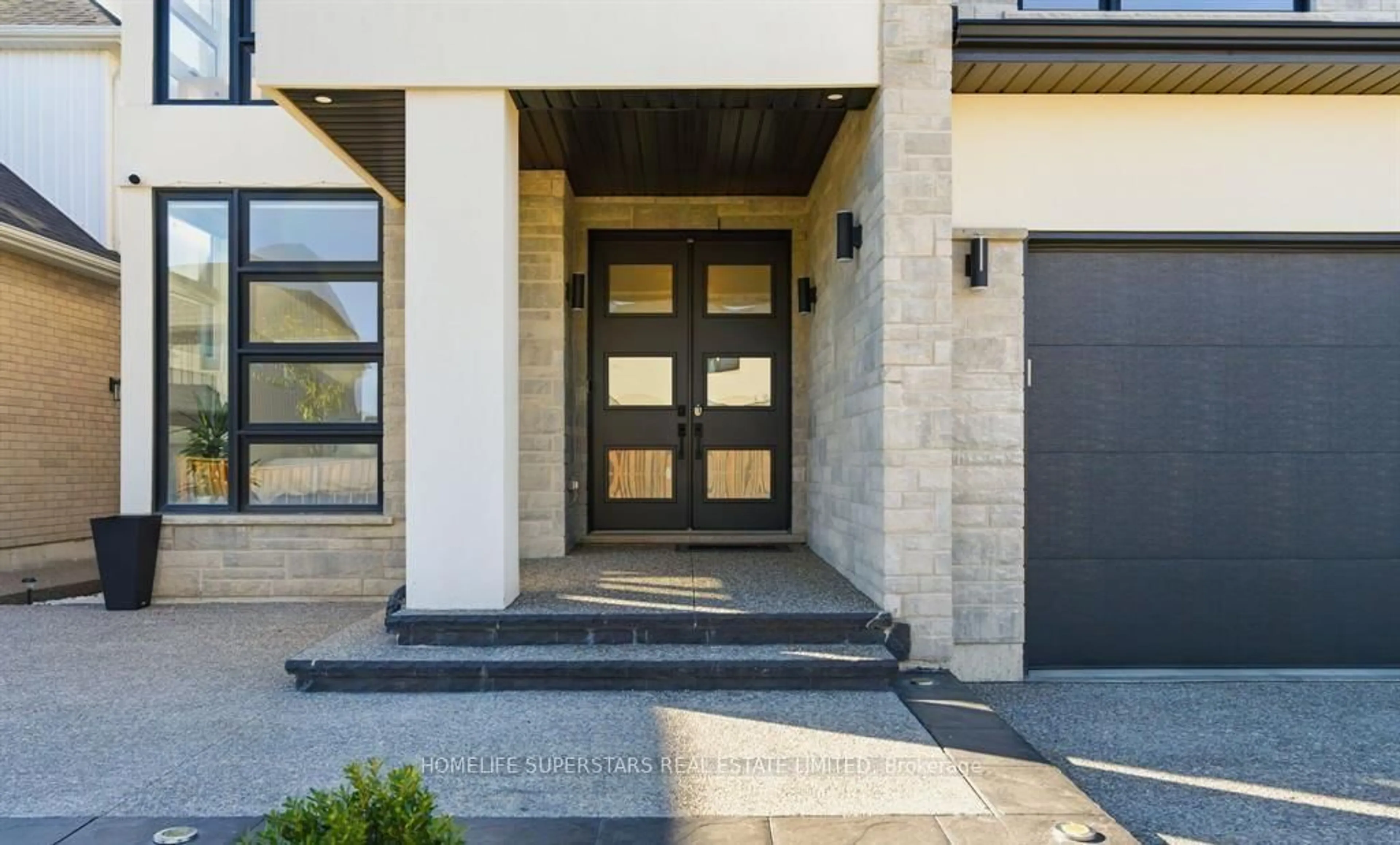 Indoor entryway for 7403 Sherrilee Cres, Niagara Falls Ontario L2H 3T4