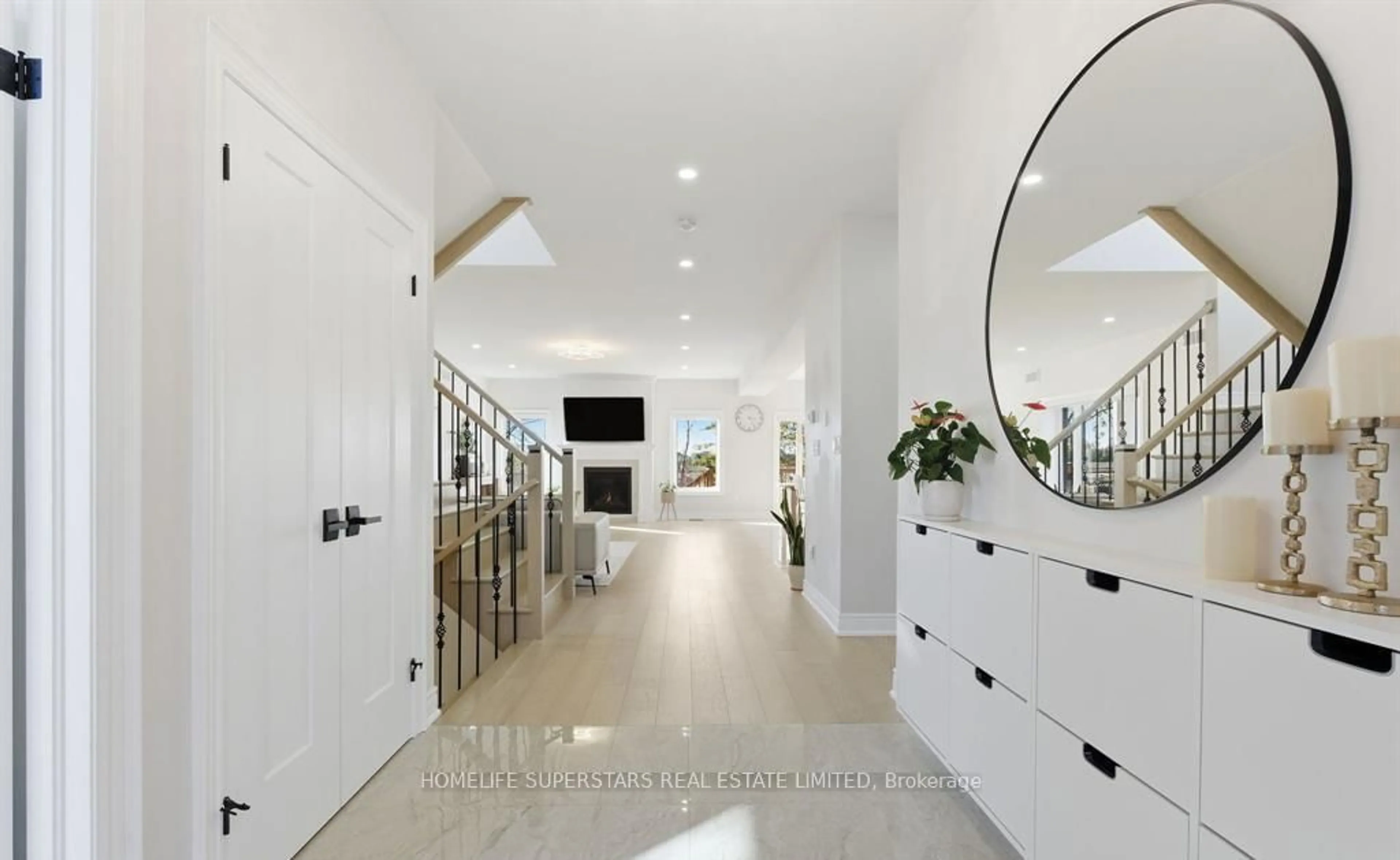 Indoor entryway for 7403 Sherrilee Cres, Niagara Falls Ontario L2H 3T4