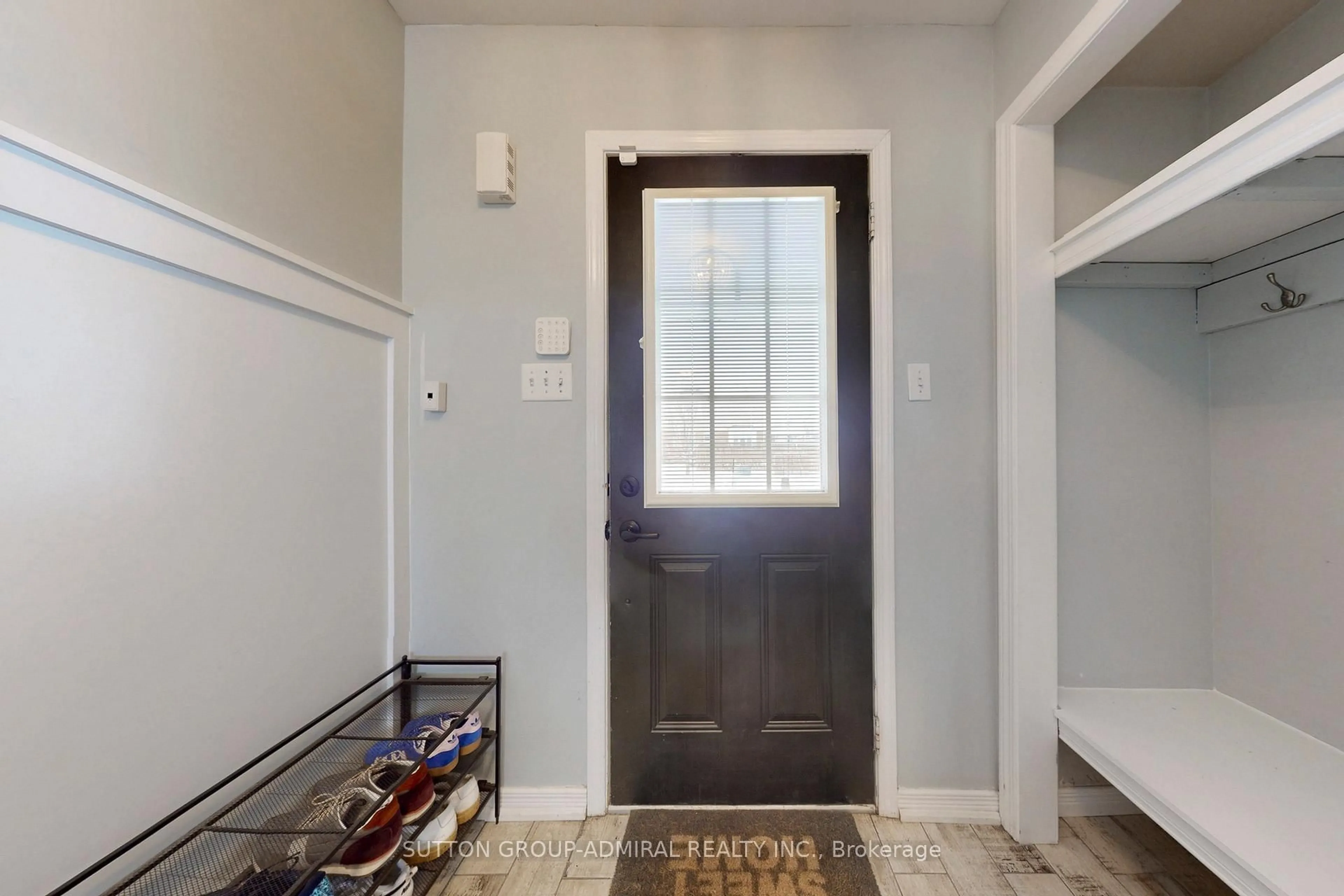 Indoor entryway for 109 Bloomington Dr, Cambridge Ontario N1P 1J6