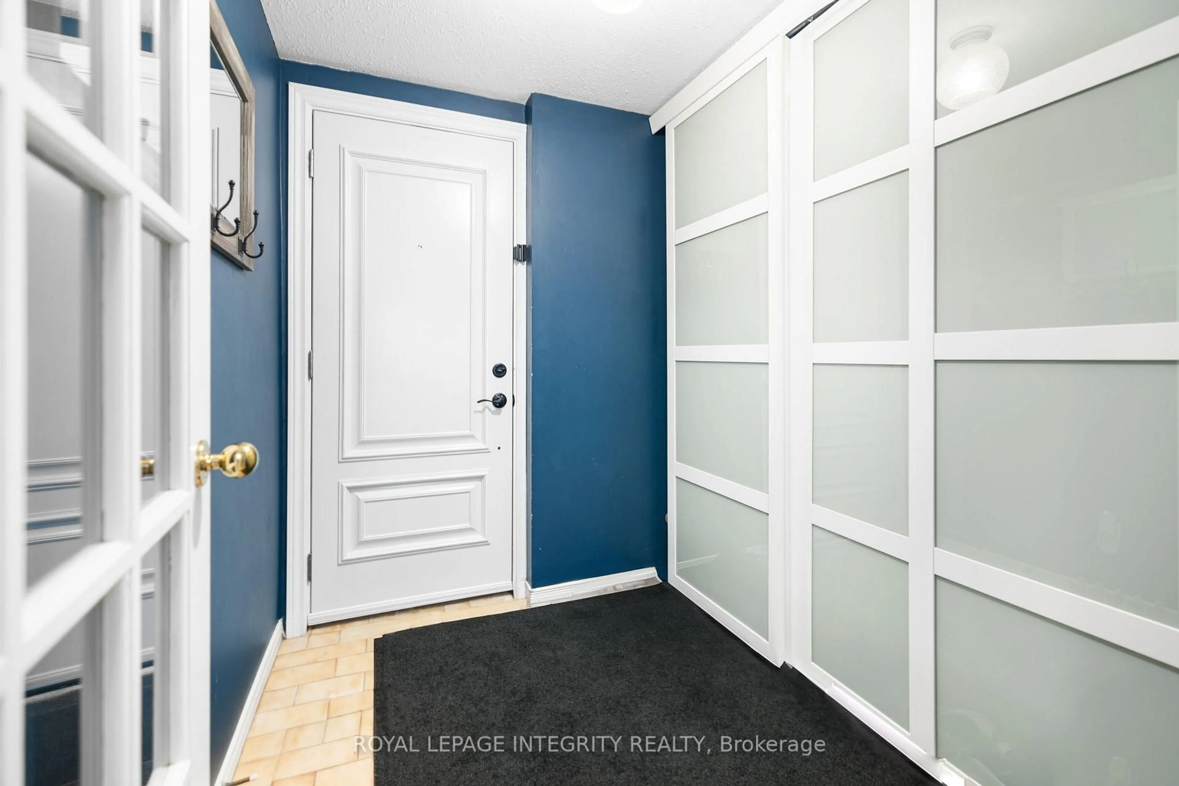 Indoor entryway for 4 Hackett St, Ottawa Ontario K1V 0P8