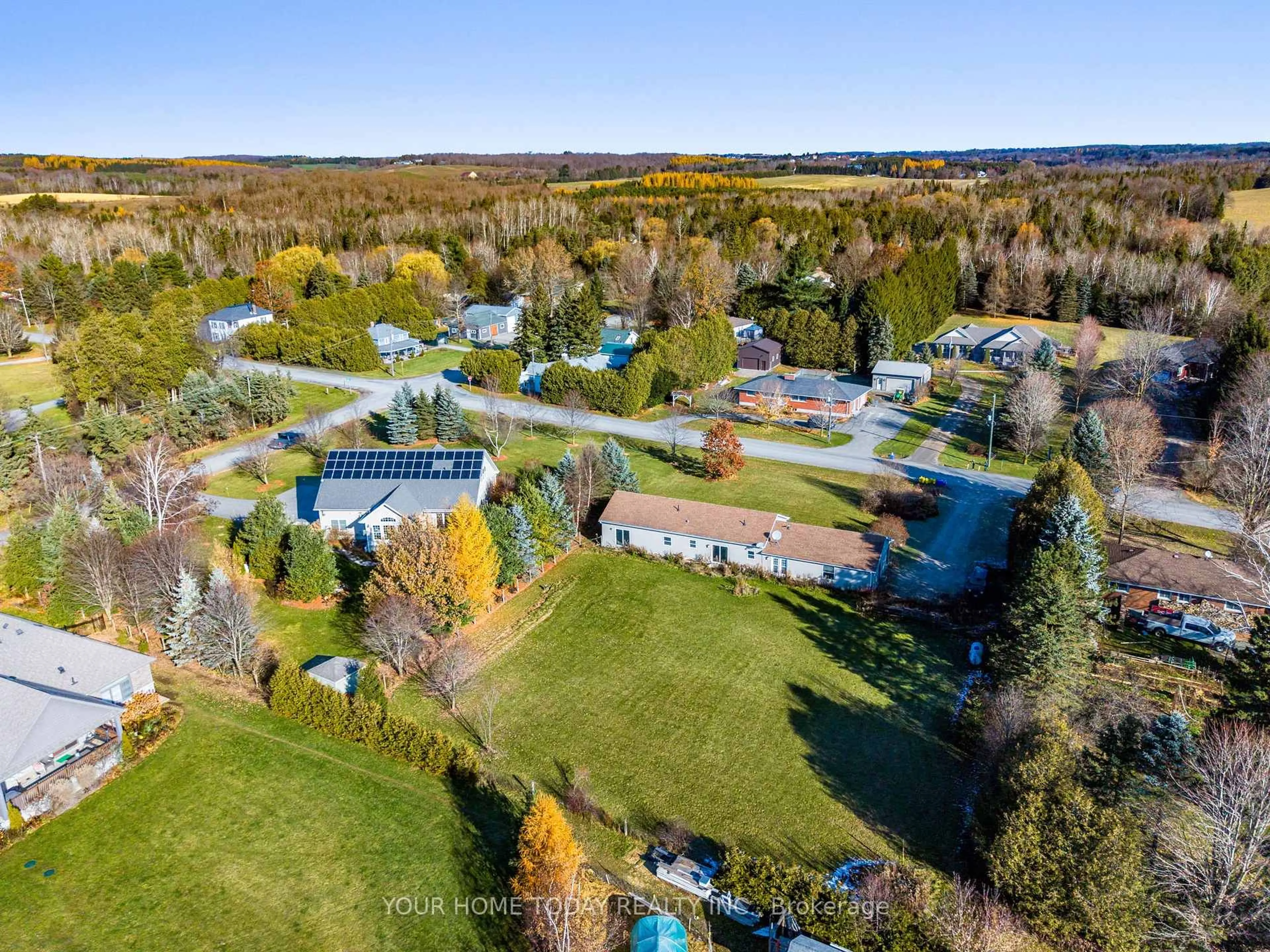 A pic from outside/outdoor area/front of a property/back of a property/a pic from drone, mountain view for 5860 Fifth Line, Erin Ontario N0B 1Z0
