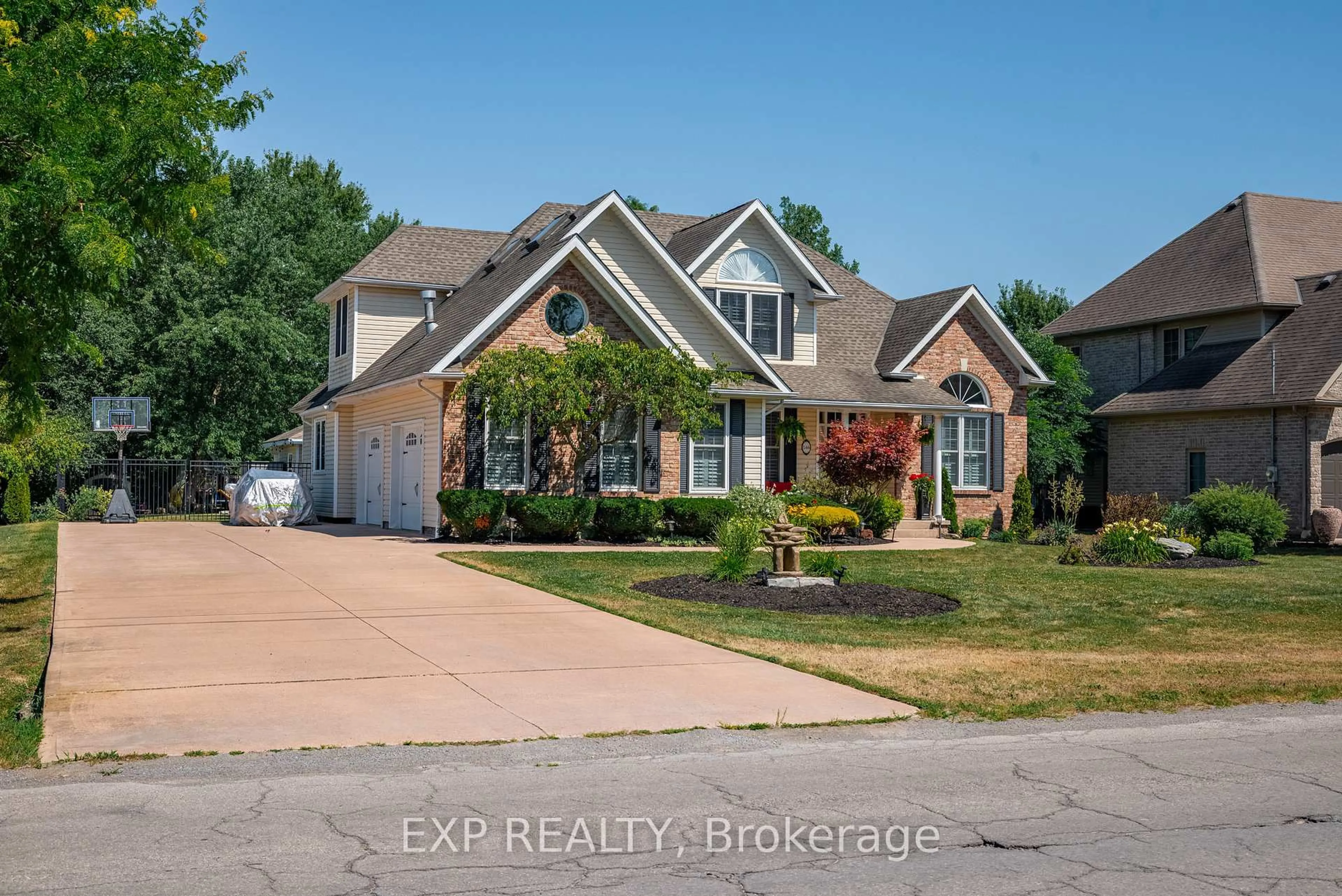 Home with brick exterior material, street for 546 Ferndale Ave, Fort Erie Ontario L2A 6E3