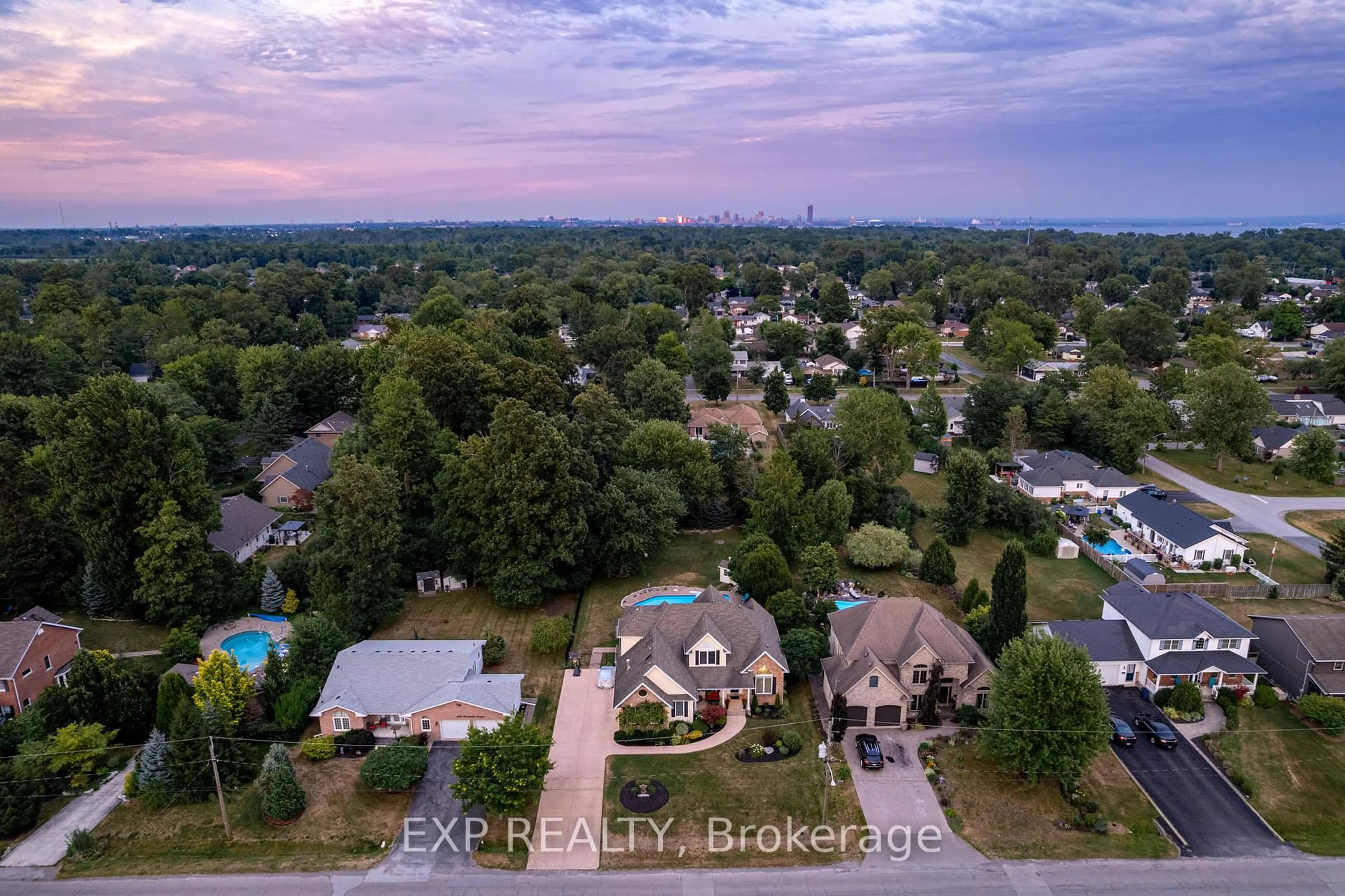 A pic from outside/outdoor area/front of a property/back of a property/a pic from drone, city buildings view from balcony for 546 Ferndale Ave, Fort Erie Ontario L2A 6E3