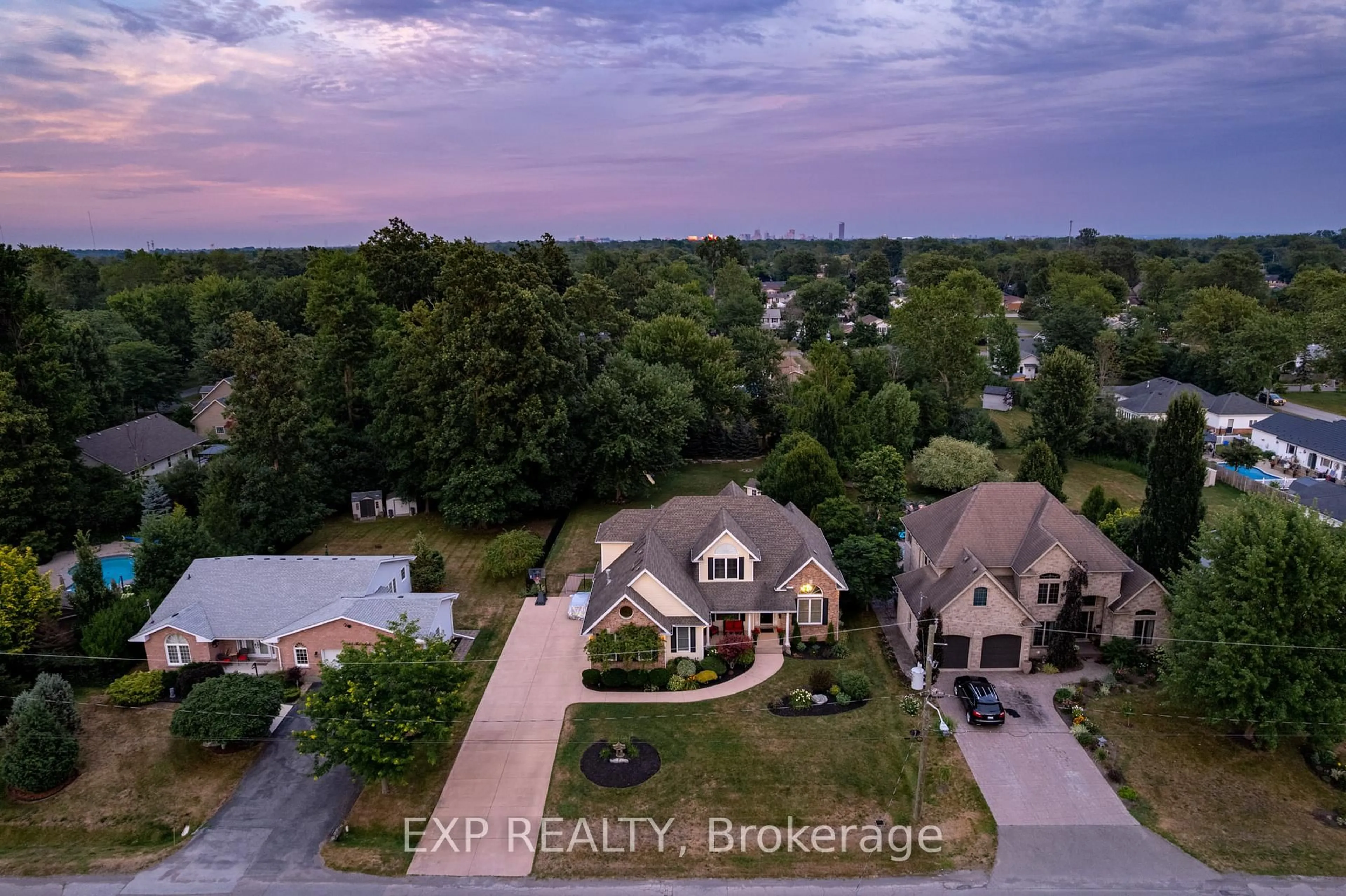 A pic from outside/outdoor area/front of a property/back of a property/a pic from drone, unknown for 546 Ferndale Ave, Fort Erie Ontario L2A 6E3