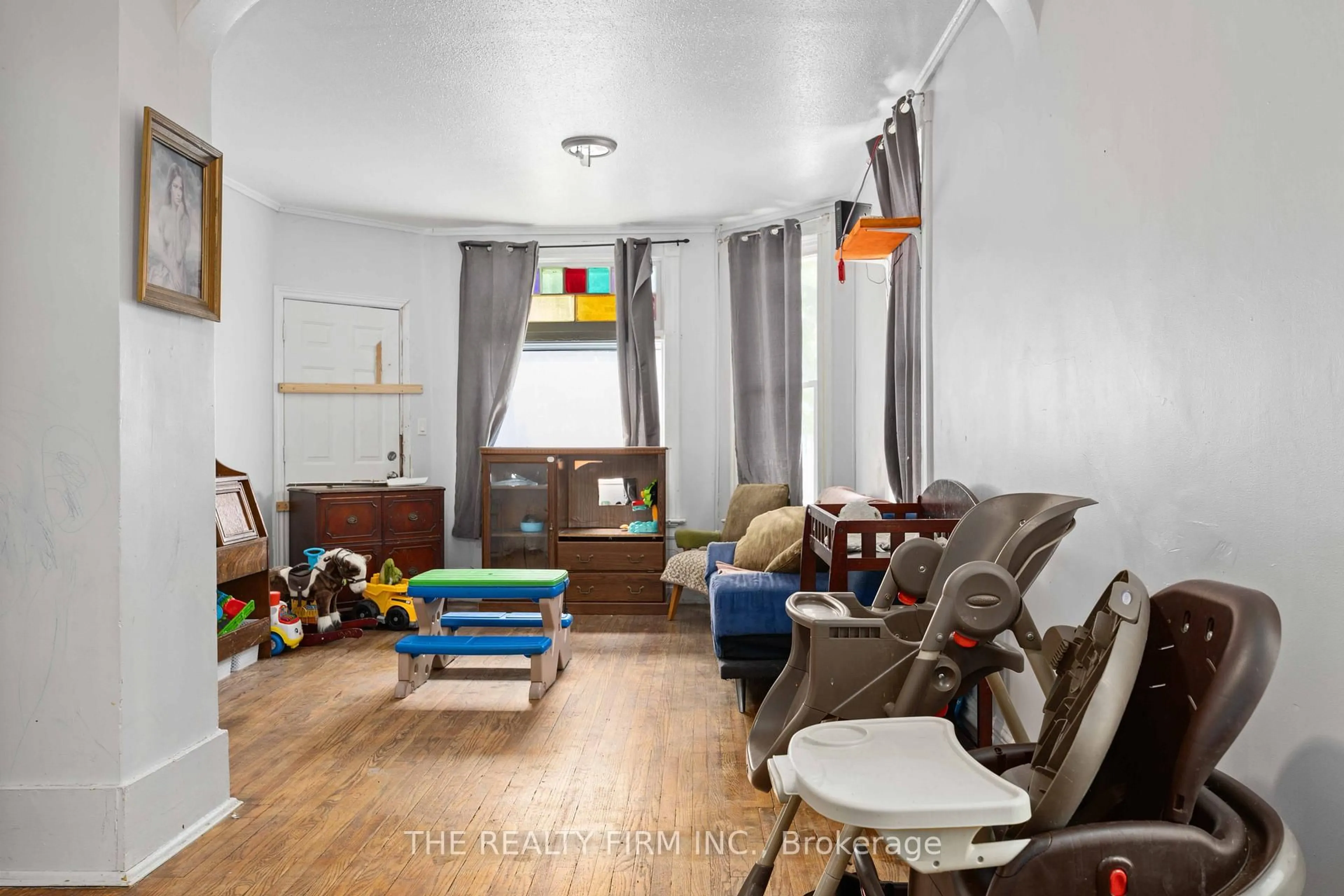 Living room with furniture, unknown for 316 Confederation St, Sarnia Ontario N7T 2A5