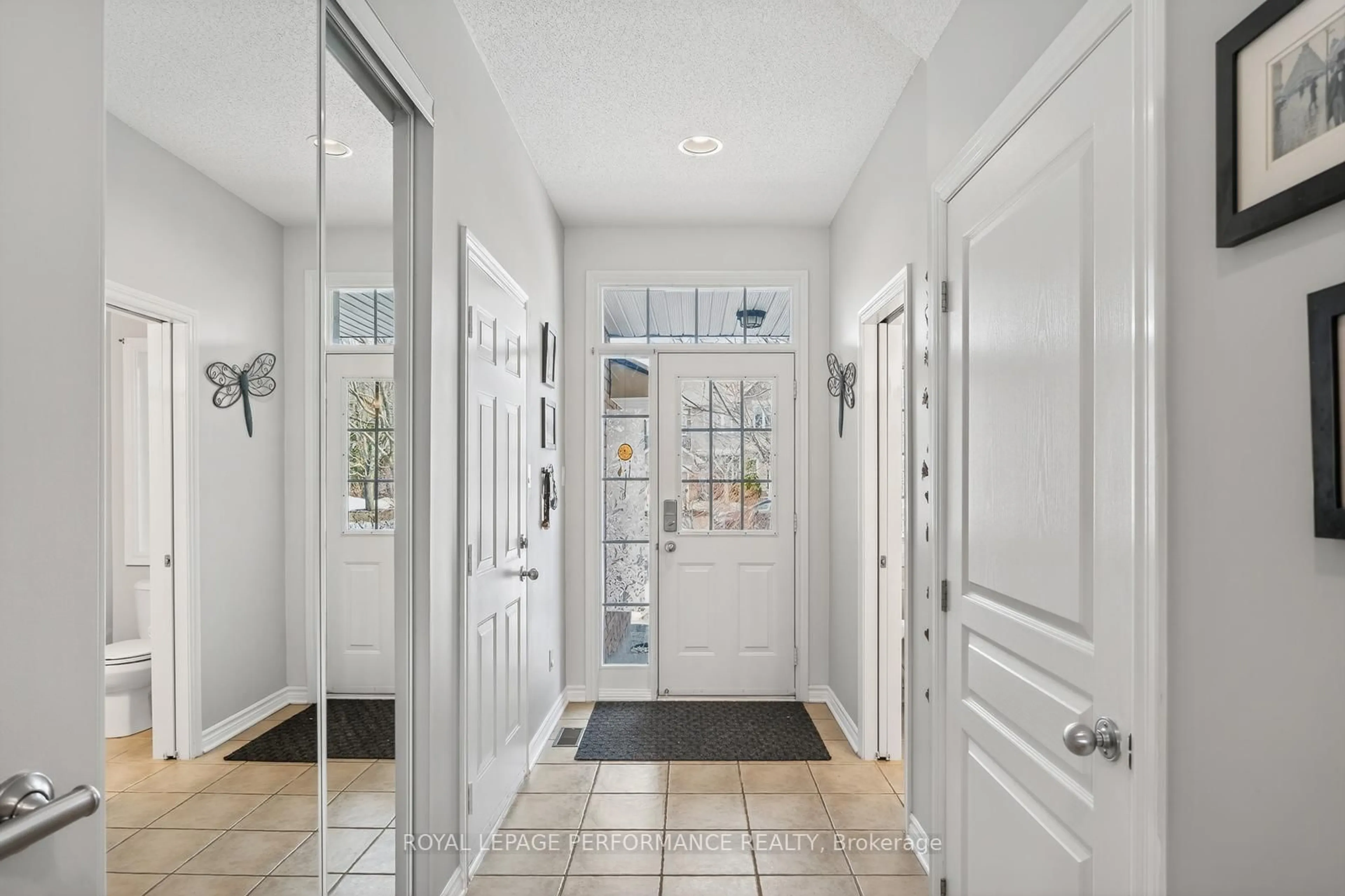 Indoor entryway for 229 Saddlesmith Circ, Ottawa Ontario K2M 2Z1