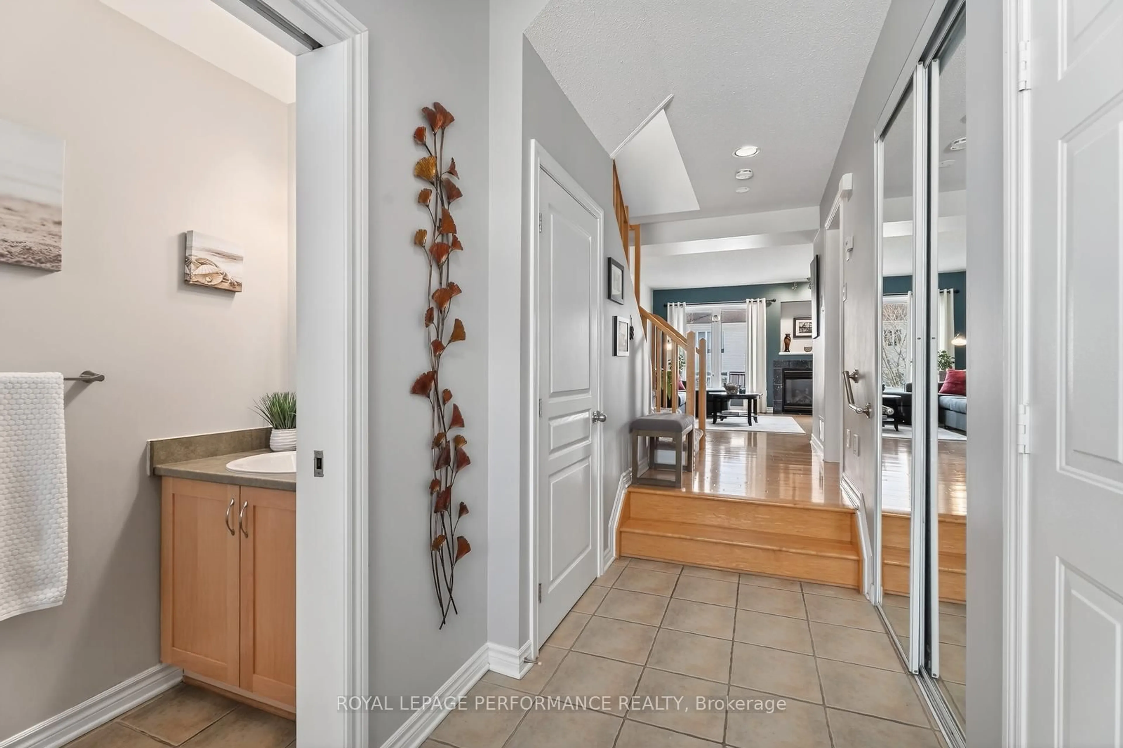 Indoor entryway for 229 Saddlesmith Circ, Ottawa Ontario K2M 2Z1