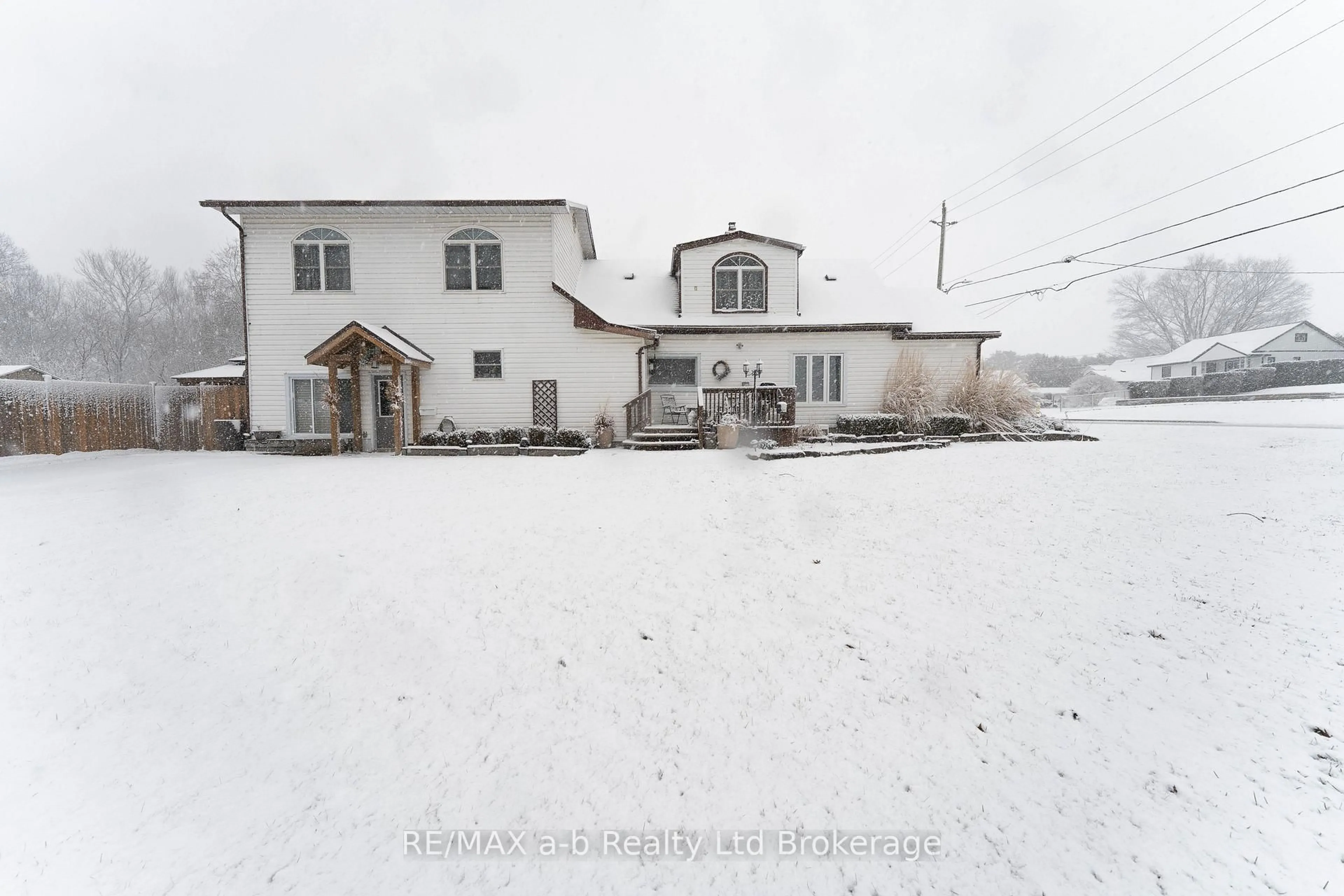 A pic from outside/outdoor area/front of a property/back of a property/a pic from drone, building for 13 Potters Rd, Tillsonburg Ontario N4G 2G9