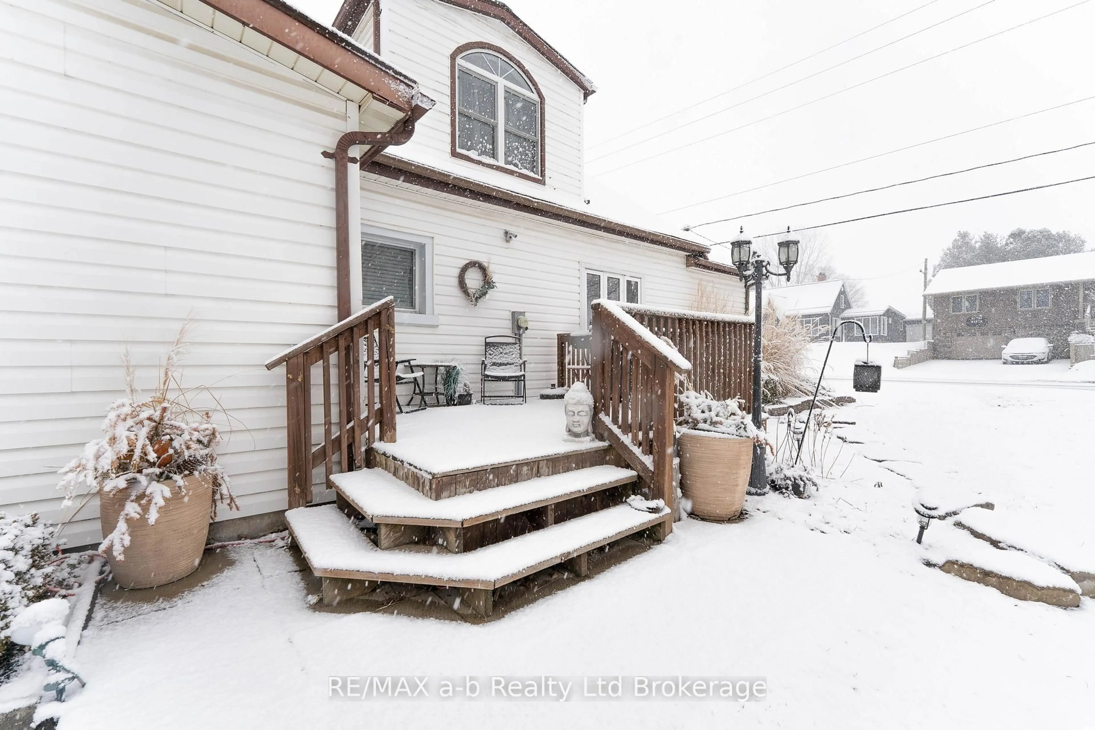 Patio, street for 13 Potters Rd, Tillsonburg Ontario N4G 2G9