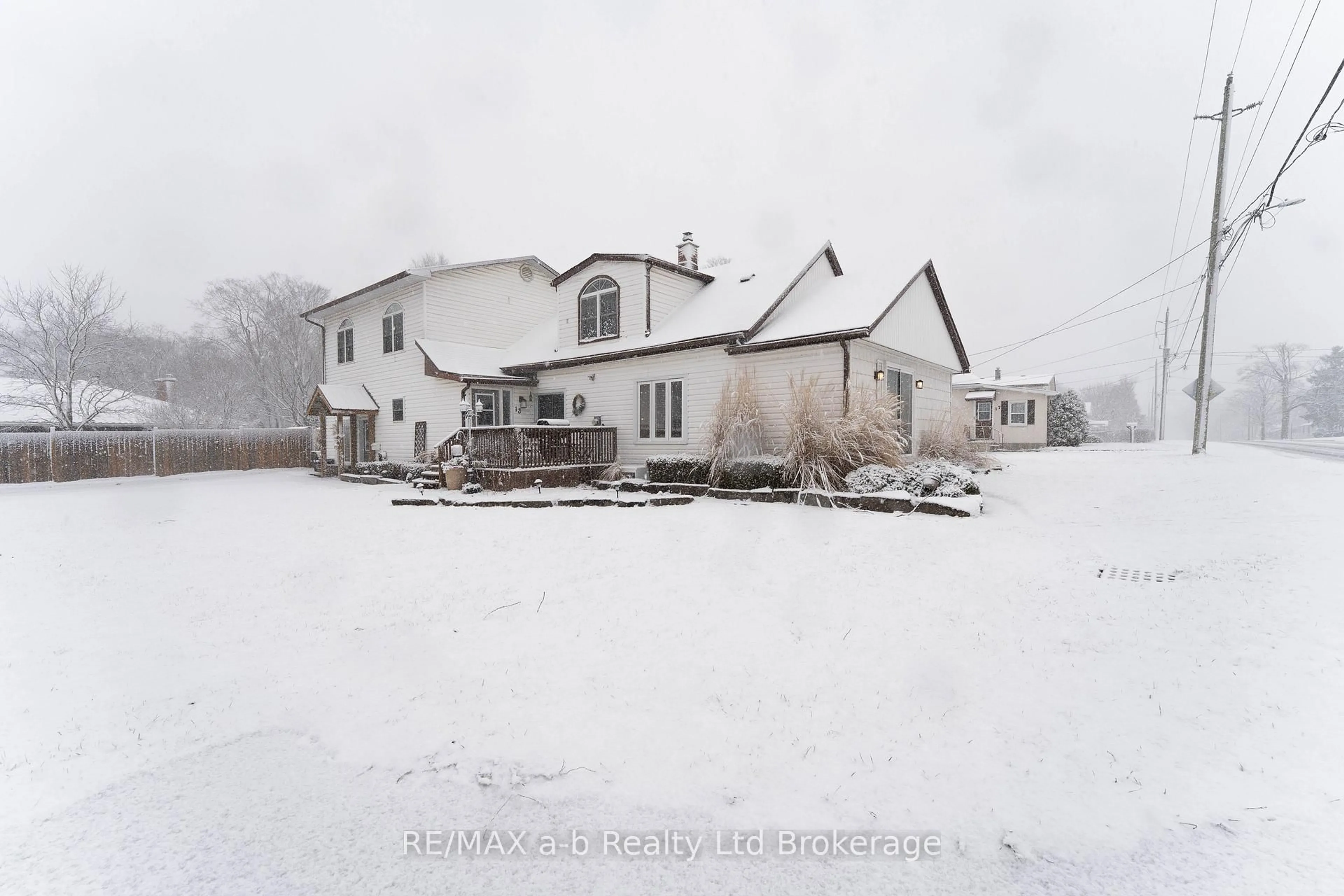 A pic from outside/outdoor area/front of a property/back of a property/a pic from drone, building for 13 Potters Rd, Tillsonburg Ontario N4G 2G9