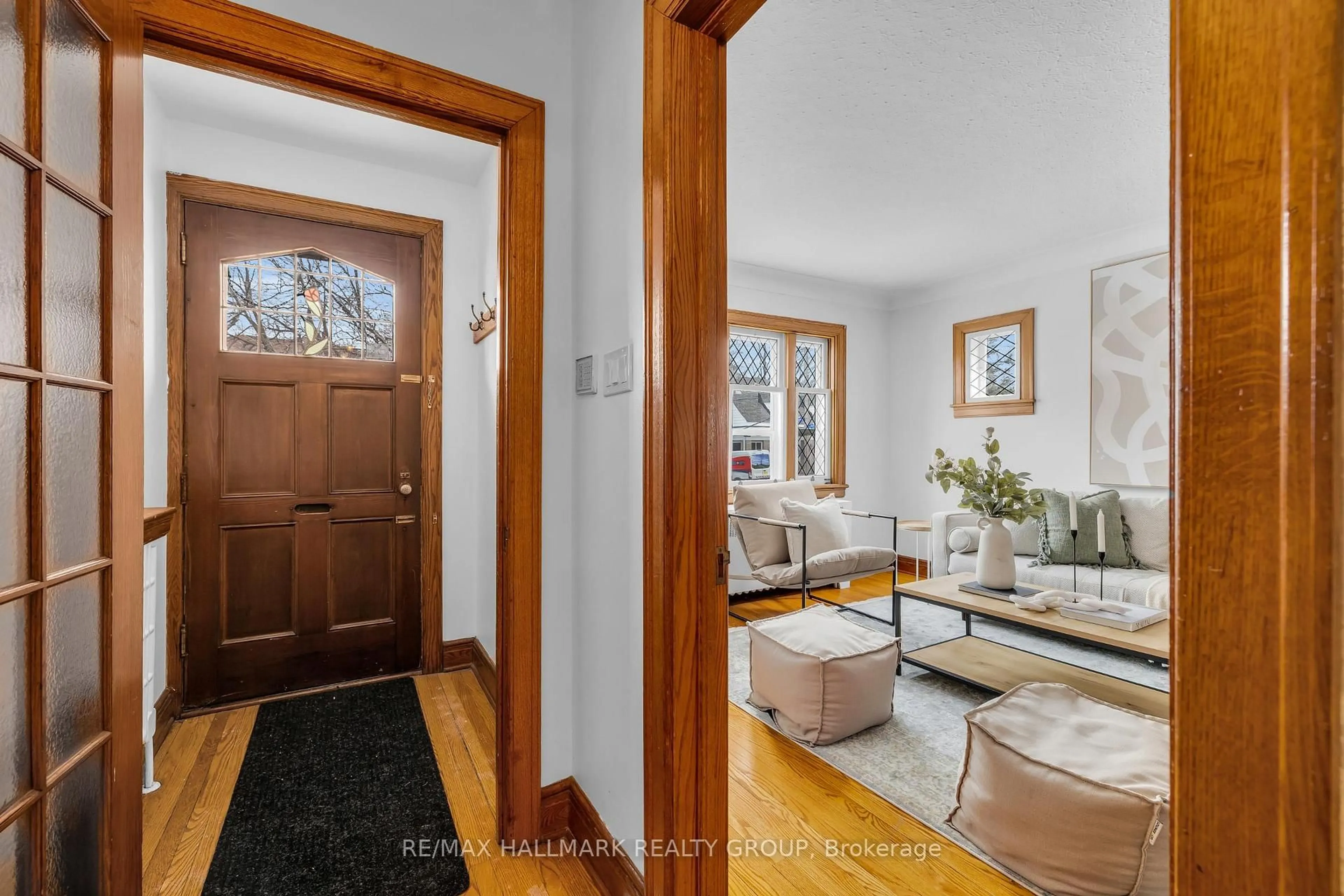 Indoor entryway for 150 Ruskin St, Ottawa Ontario K1Y 4C1