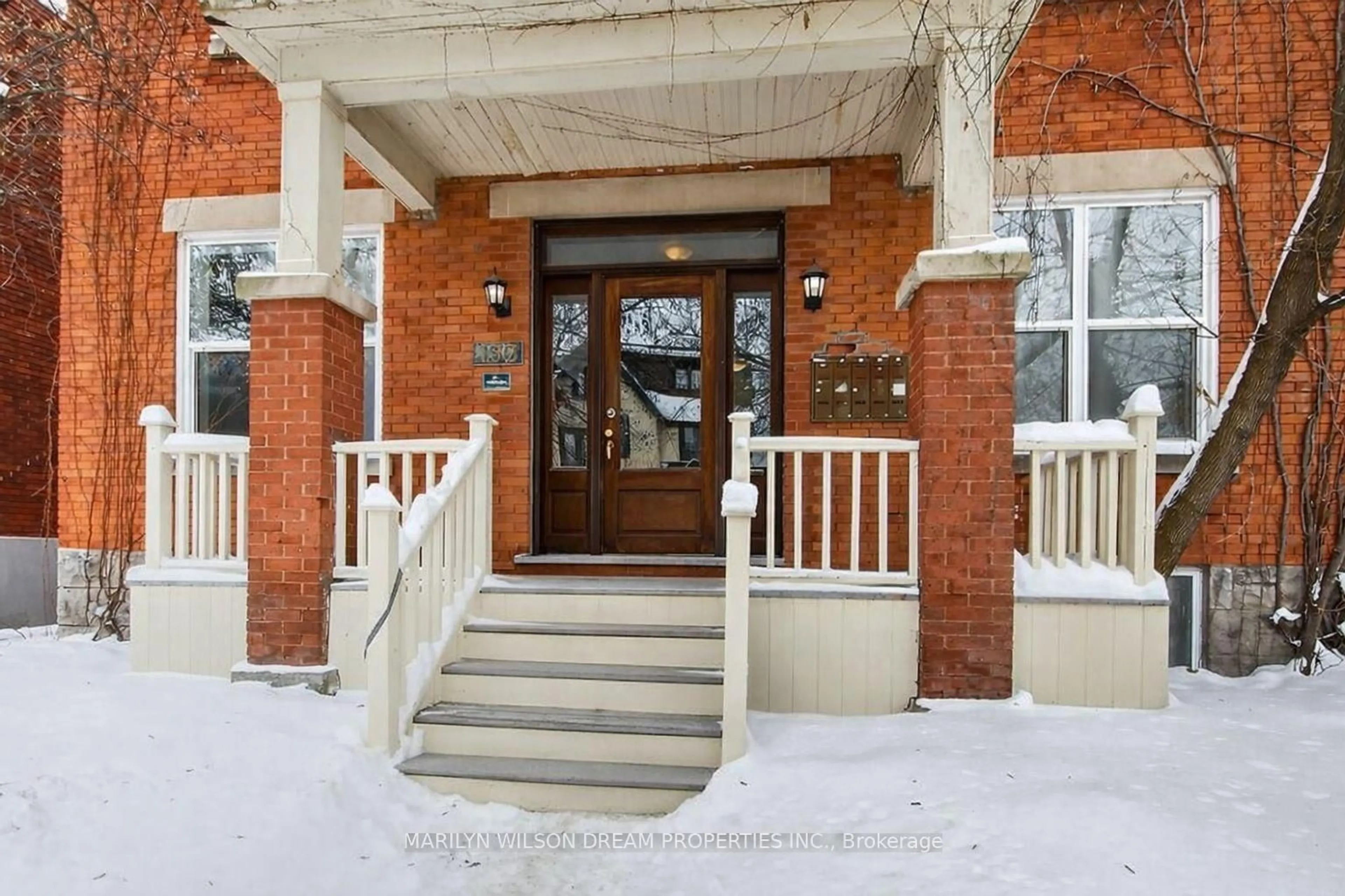 Indoor foyer for 152 Goulburn Ave, Ottawa Ontario K1N 8E2