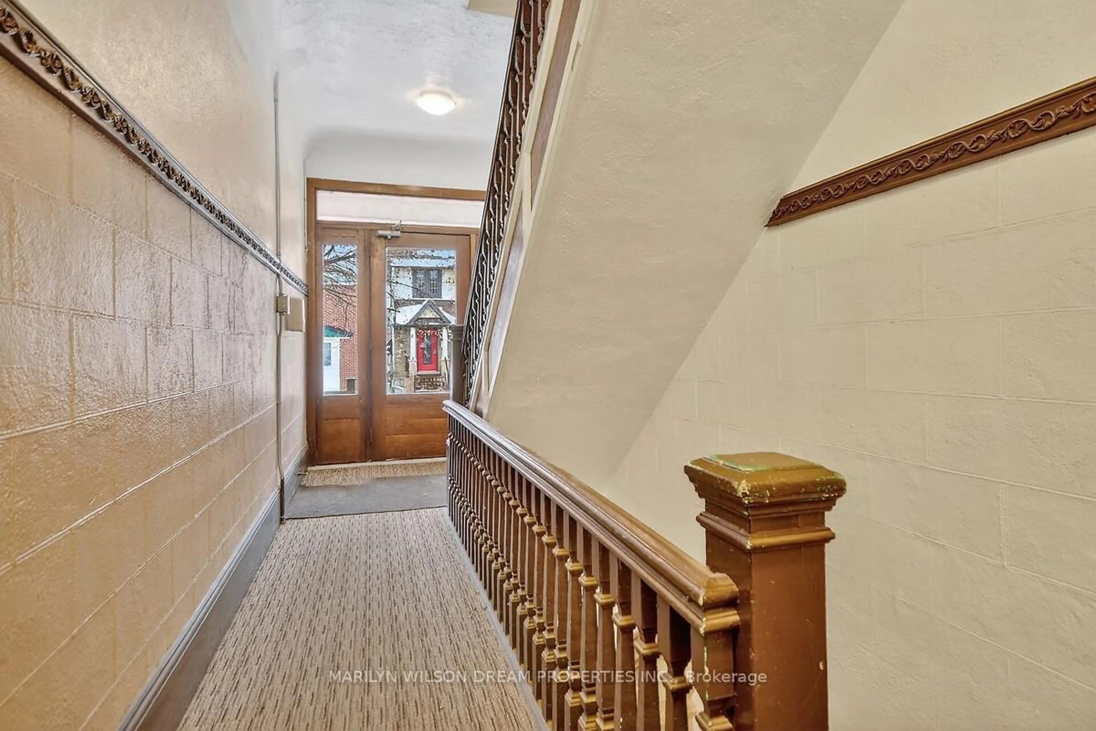 Indoor foyer for 152 Goulburn Ave, Ottawa Ontario K1N 8E2