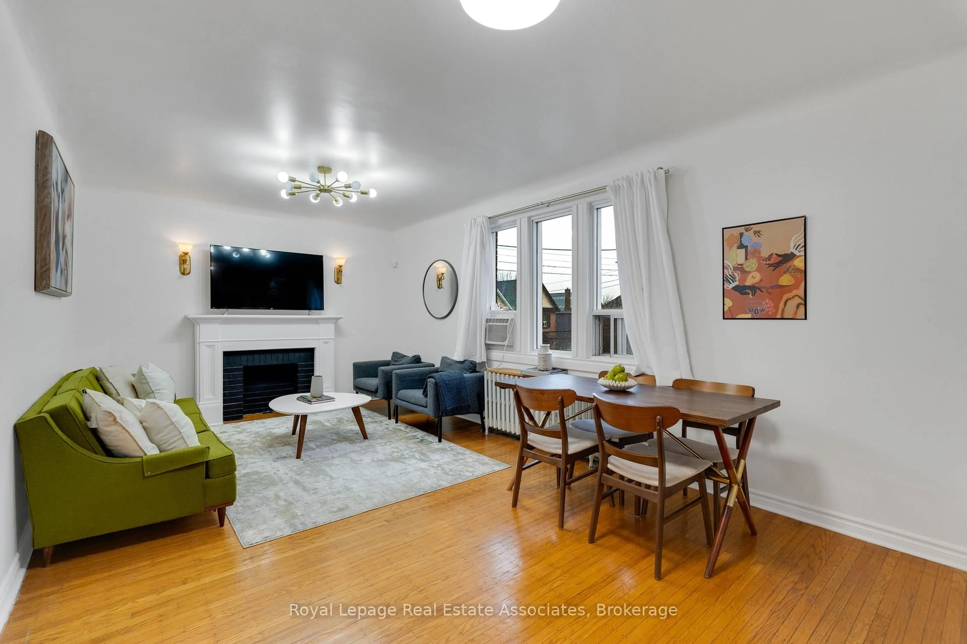 Living room with furniture, wood/laminate floor for 2 Vineland Ave #15, Hamilton Ontario L8M 1R4