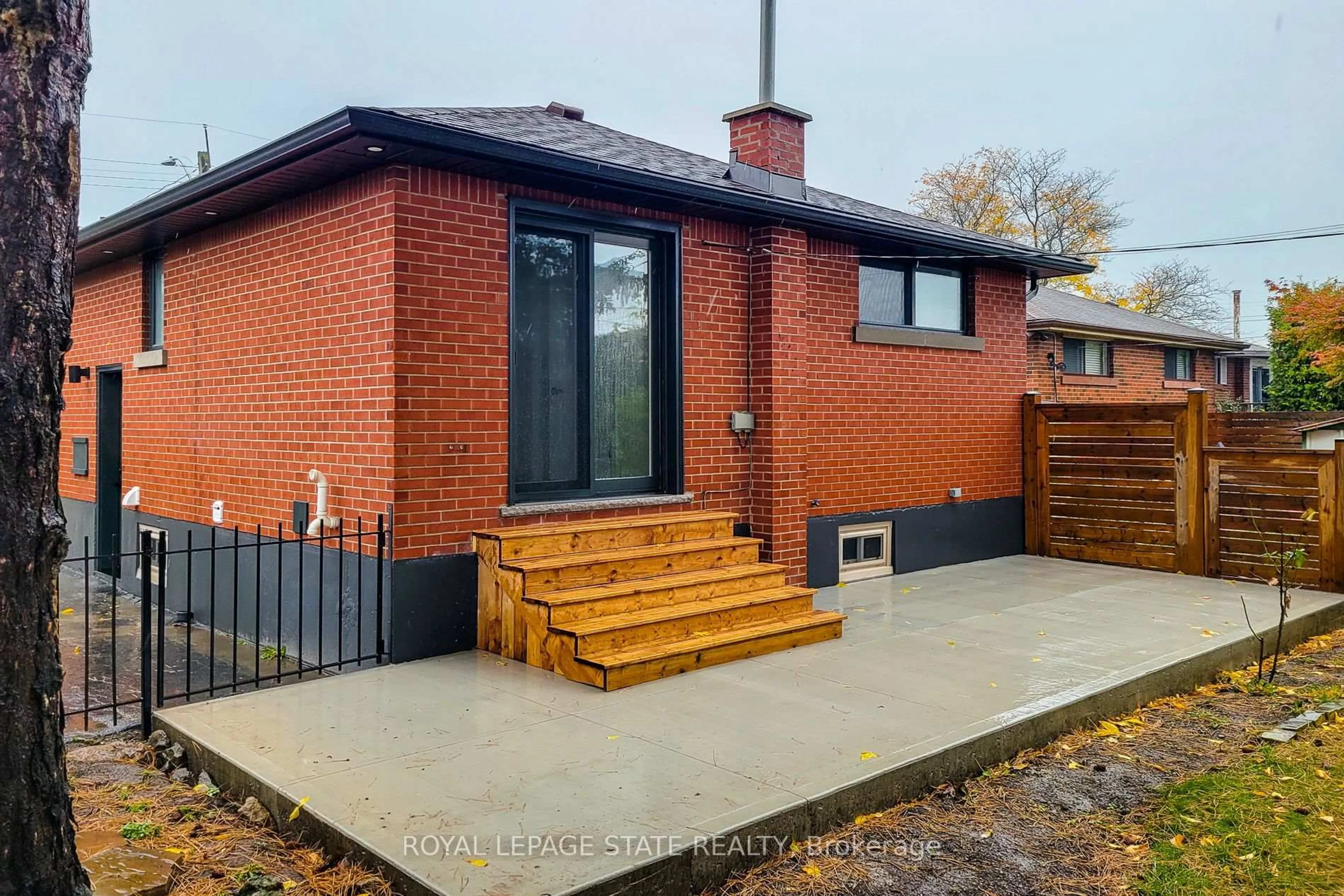 Home with brick exterior material, street for 53 Winchester Blvd, Hamilton Ontario L8T 2M7