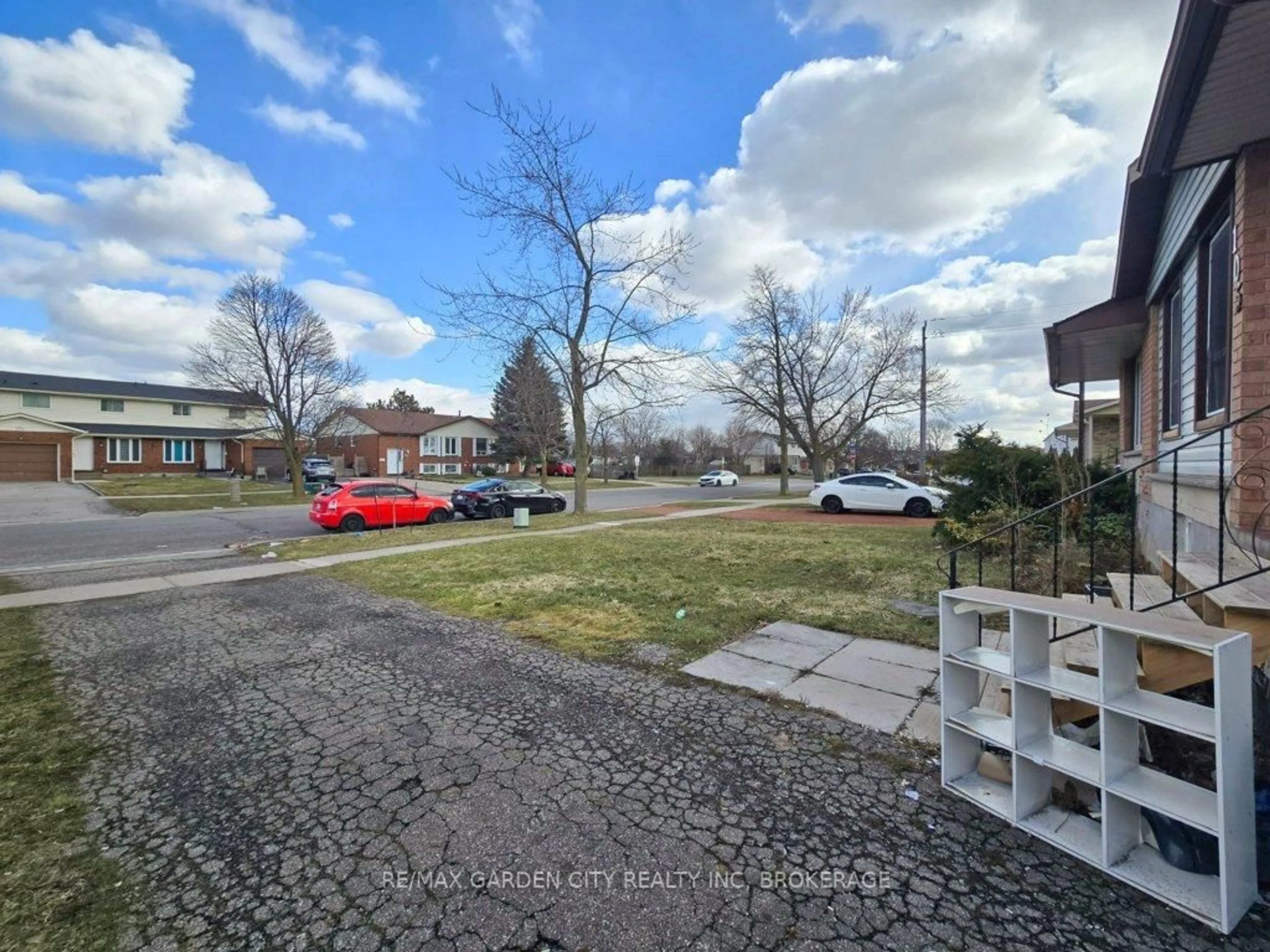 A pic from outside/outdoor area/front of a property/back of a property/a pic from drone, street for 105 Tupper Dr, Thorold Ontario L2V 4C9