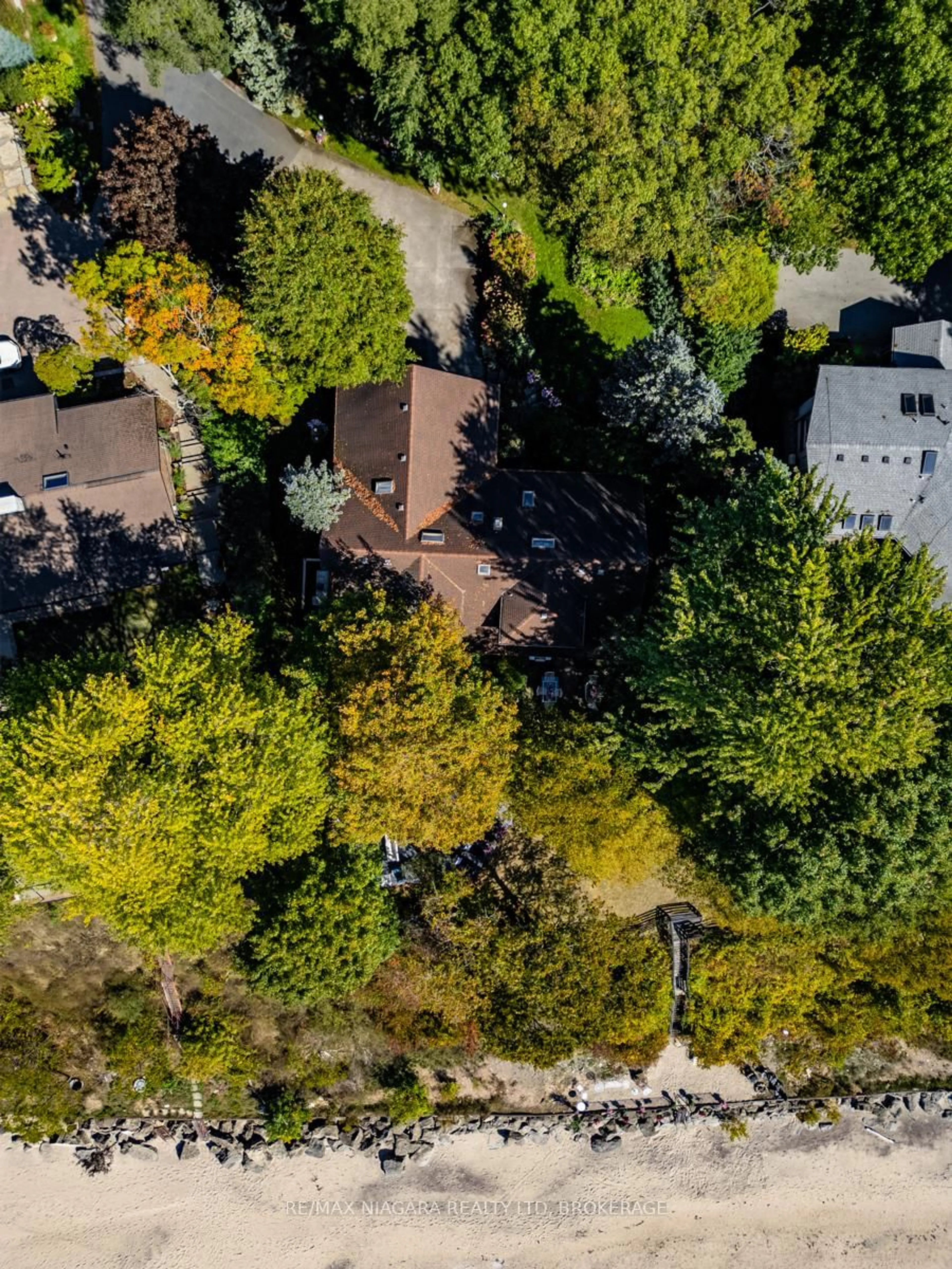 A pic from outside/outdoor area/front of a property/back of a property/a pic from drone, unknown for 735 Lakeshore Rd, Port Colborne Ontario L3K 5V3