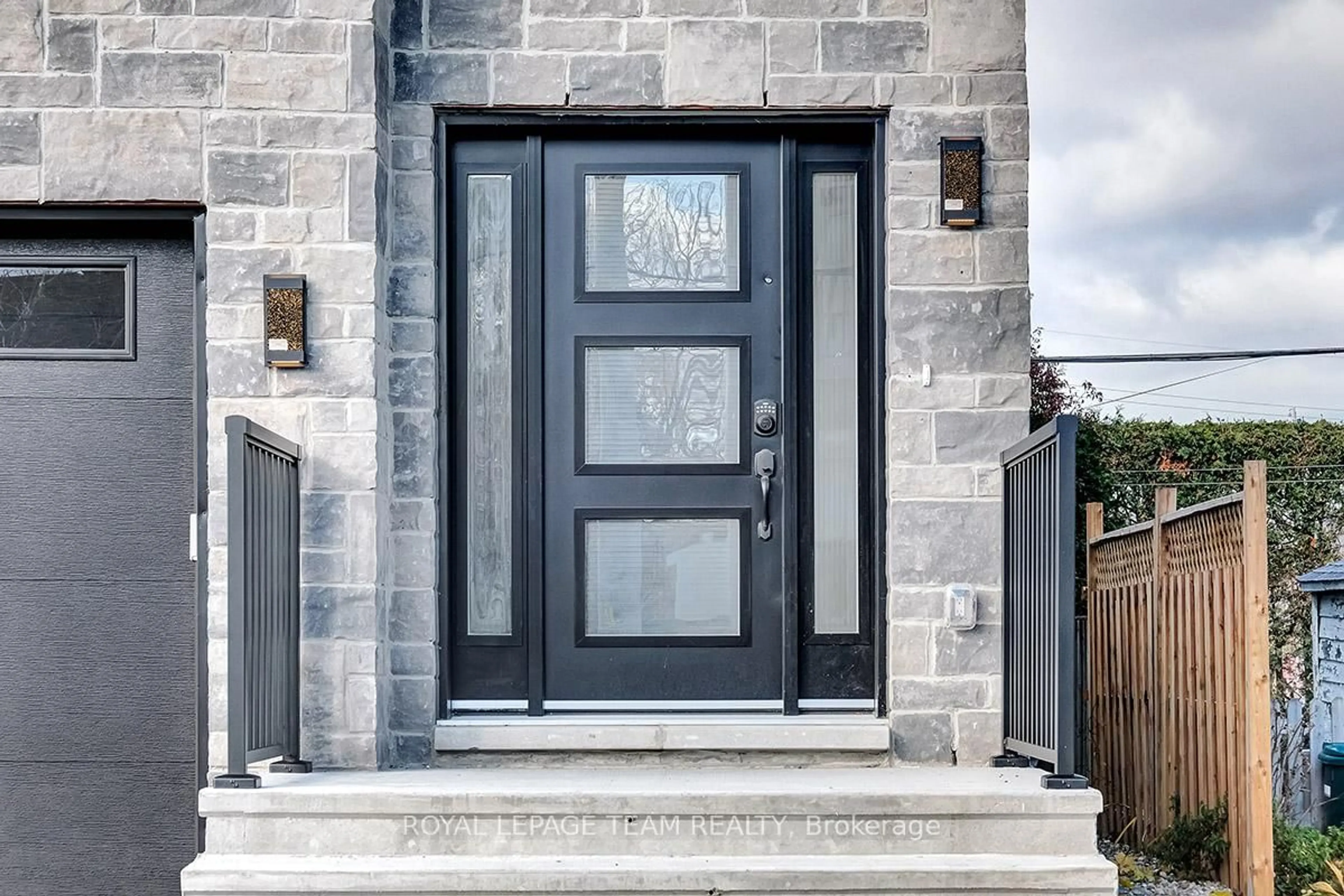 Indoor entryway for 1307 Thames St, Ottawa Ontario K1Z 7N2