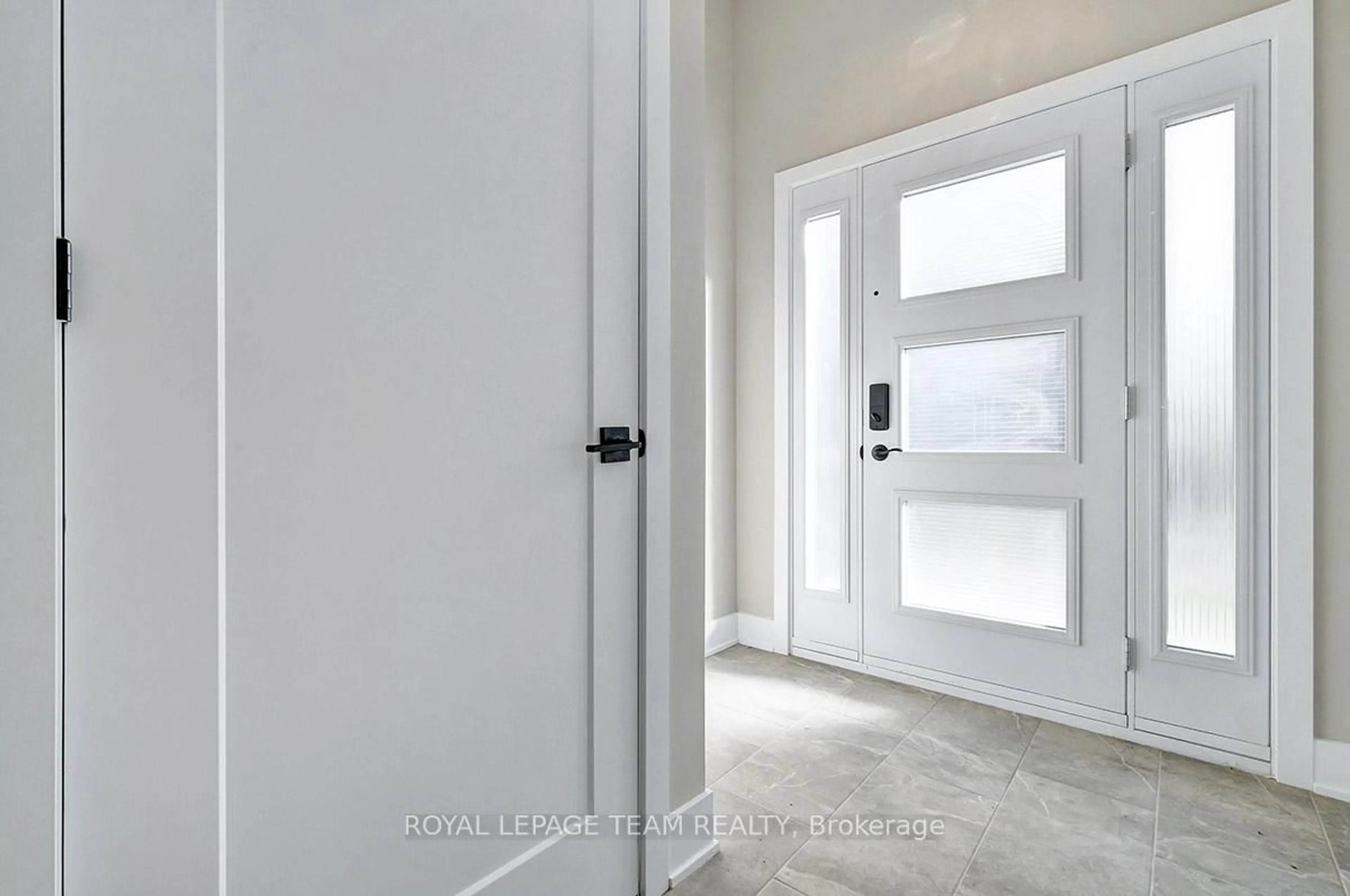 Indoor entryway for 1307 Thames St, Ottawa Ontario K1Z 7N2