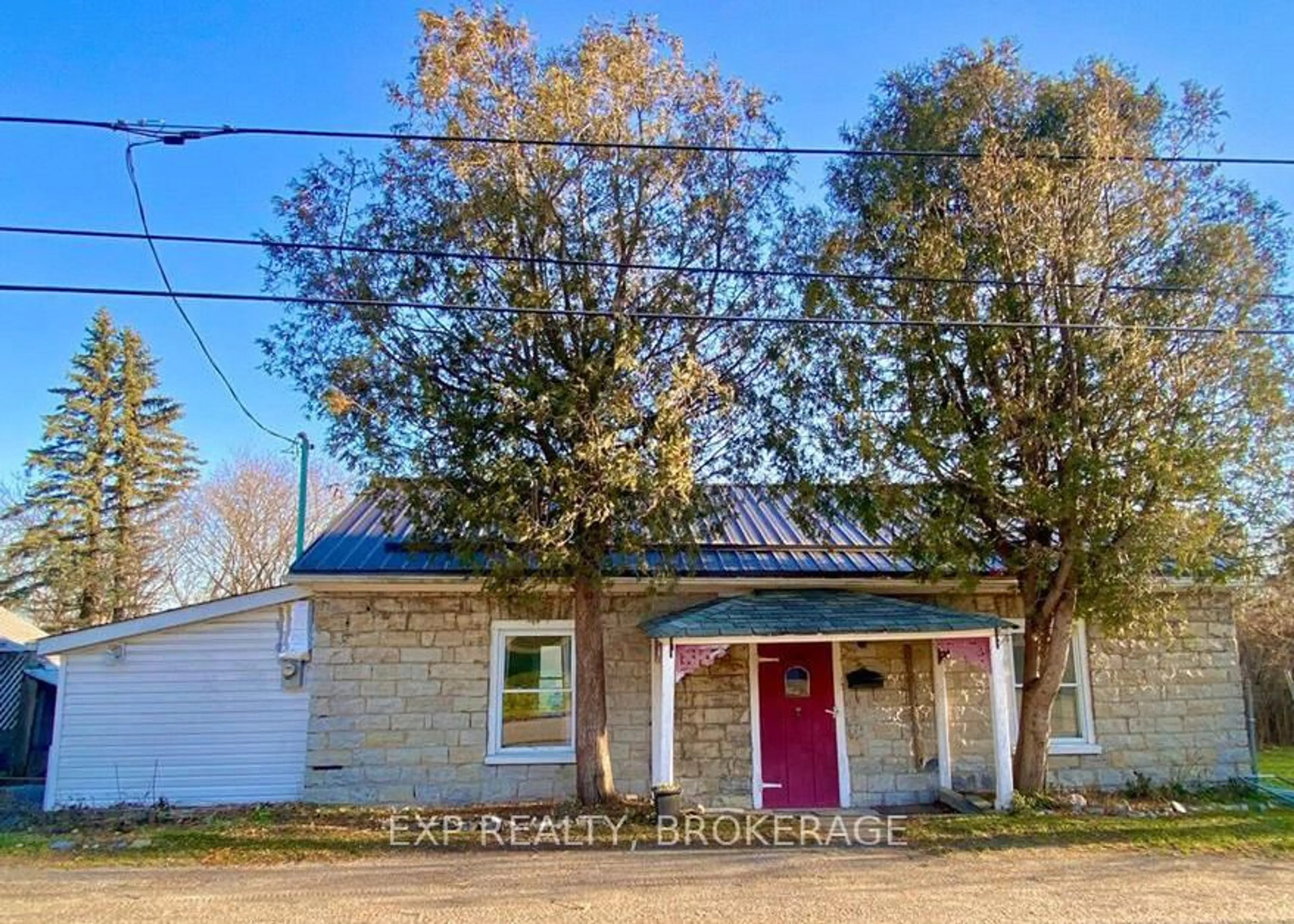 A pic from outside/outdoor area/front of a property/back of a property/a pic from drone, building for 912 PURDY MILLS Rd, Kingston Ontario K7M 3M9