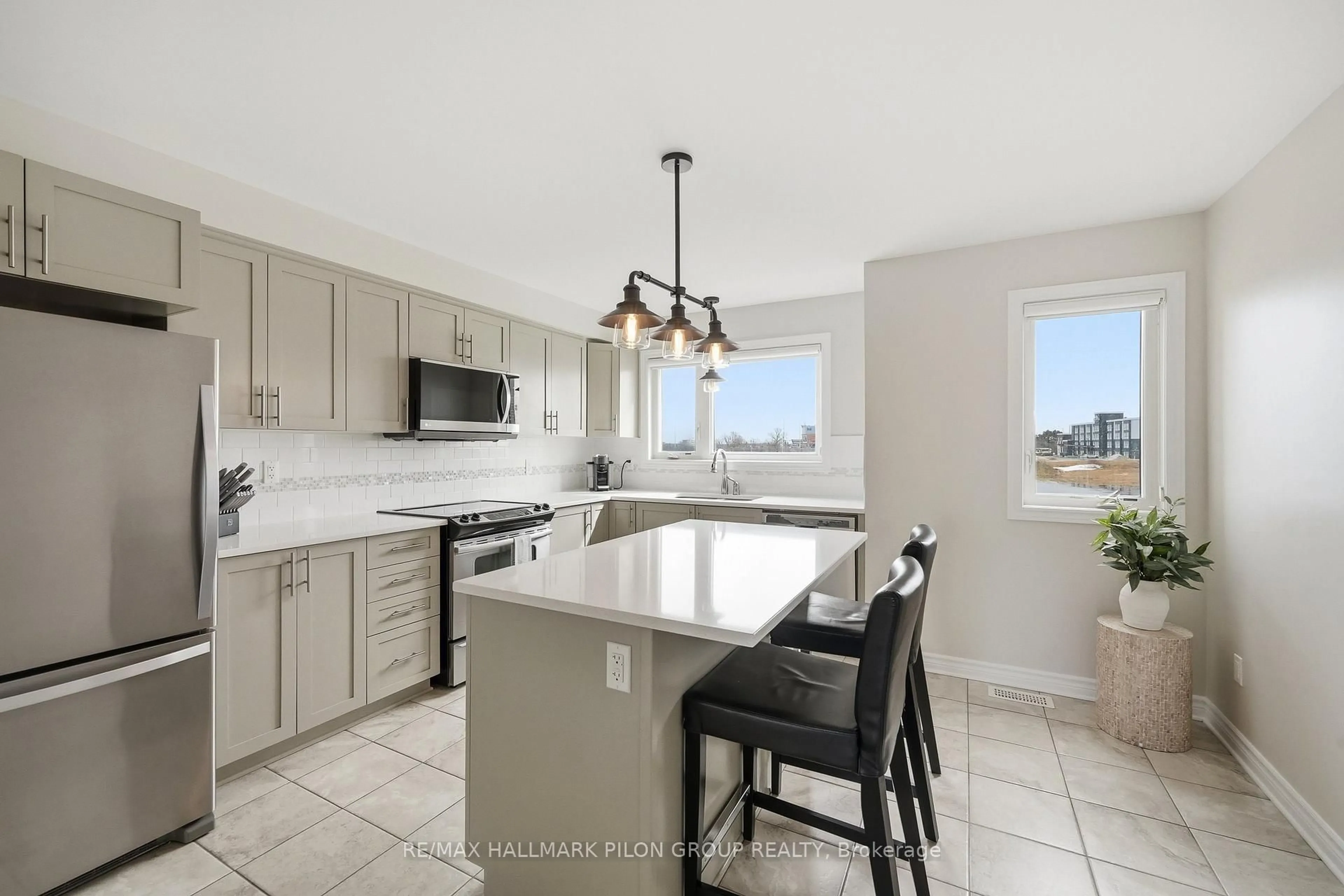 Open concept kitchen, ceramic/tile floor for 528 Silvertip Lane, Ottawa Ontario K2T 0H7