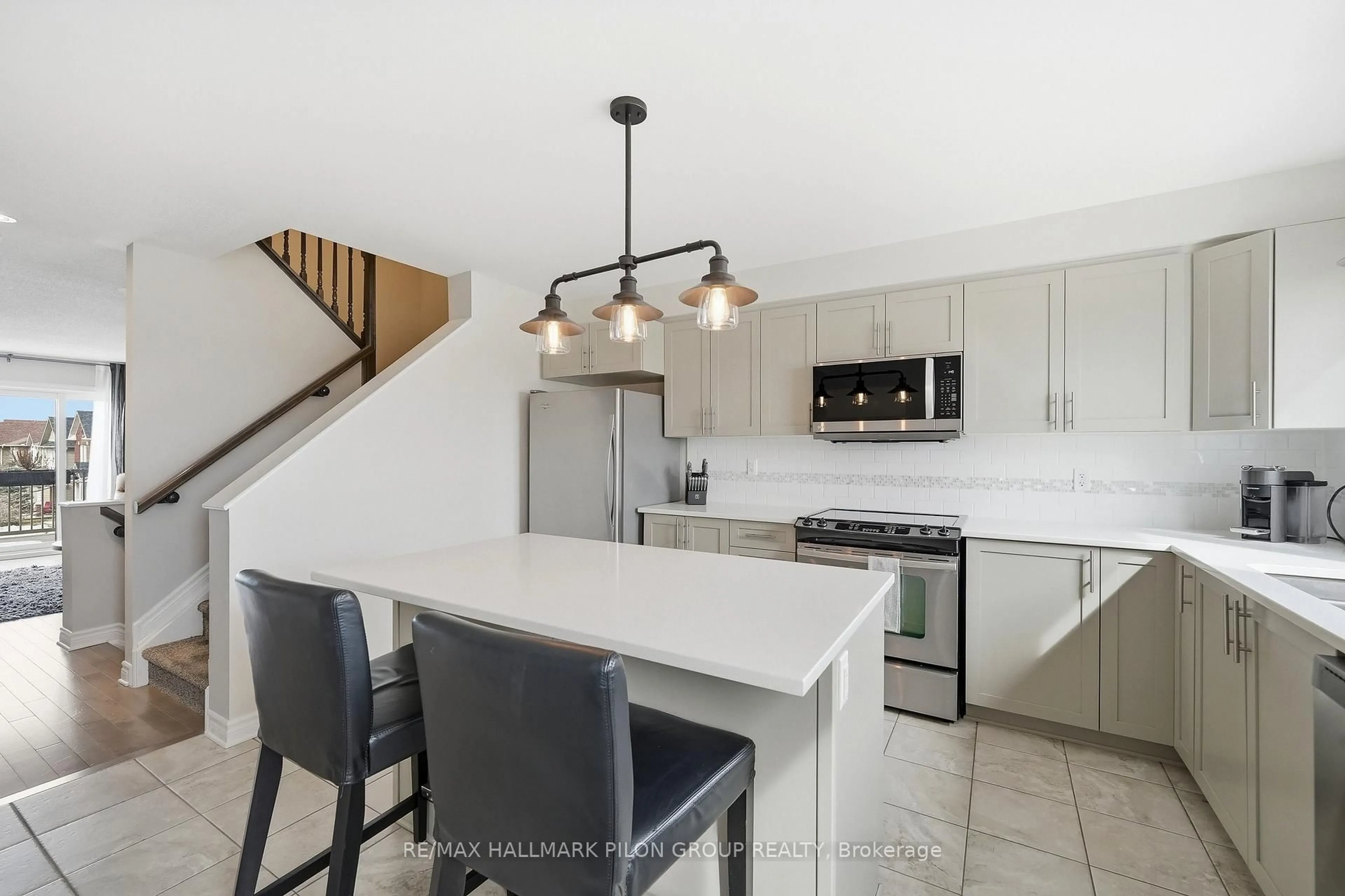 Open concept kitchen, ceramic/tile floor for 528 Silvertip Lane, Ottawa Ontario K2T 0H7