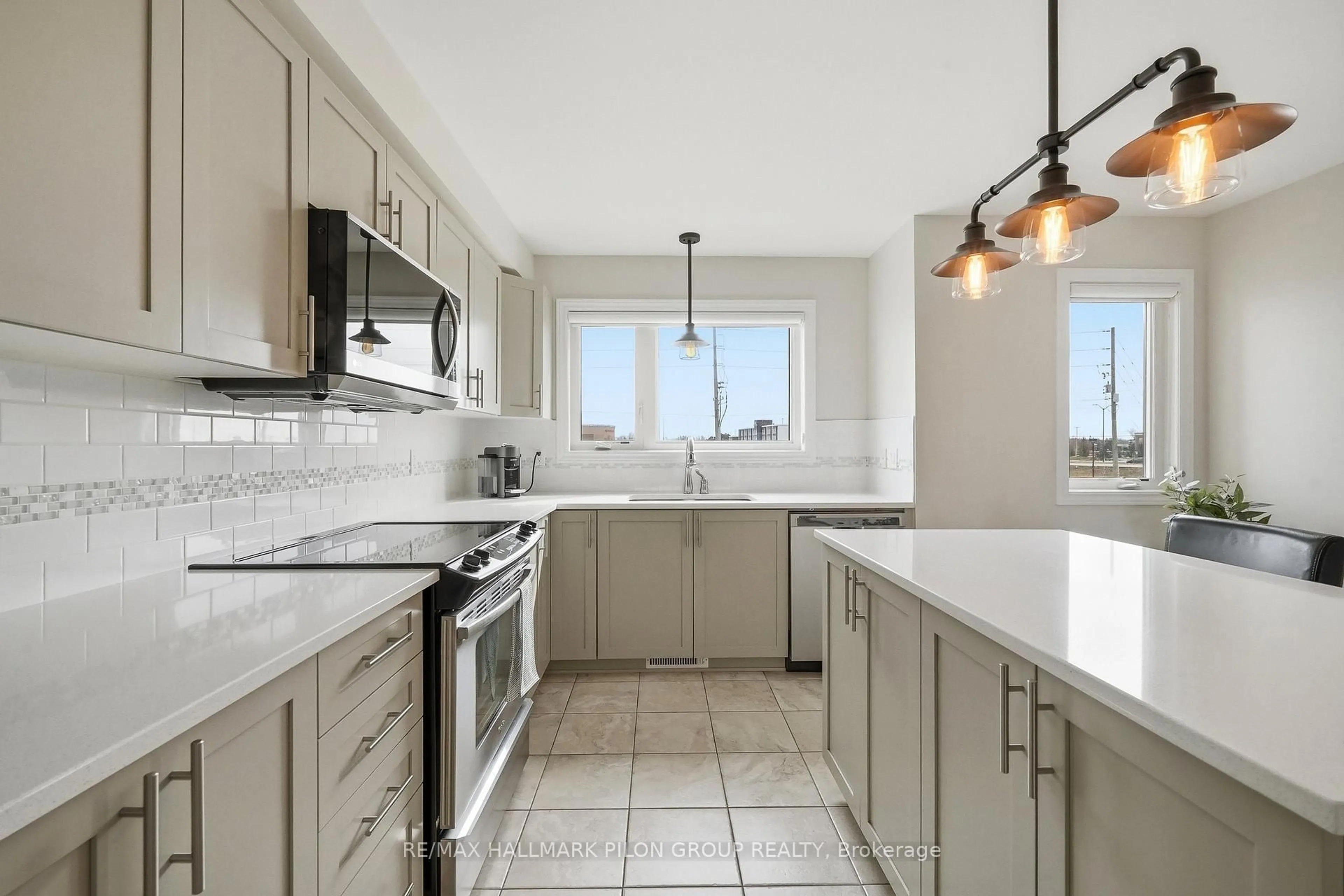 Open concept kitchen, ceramic/tile floor for 528 Silvertip Lane, Ottawa Ontario K2T 0H7