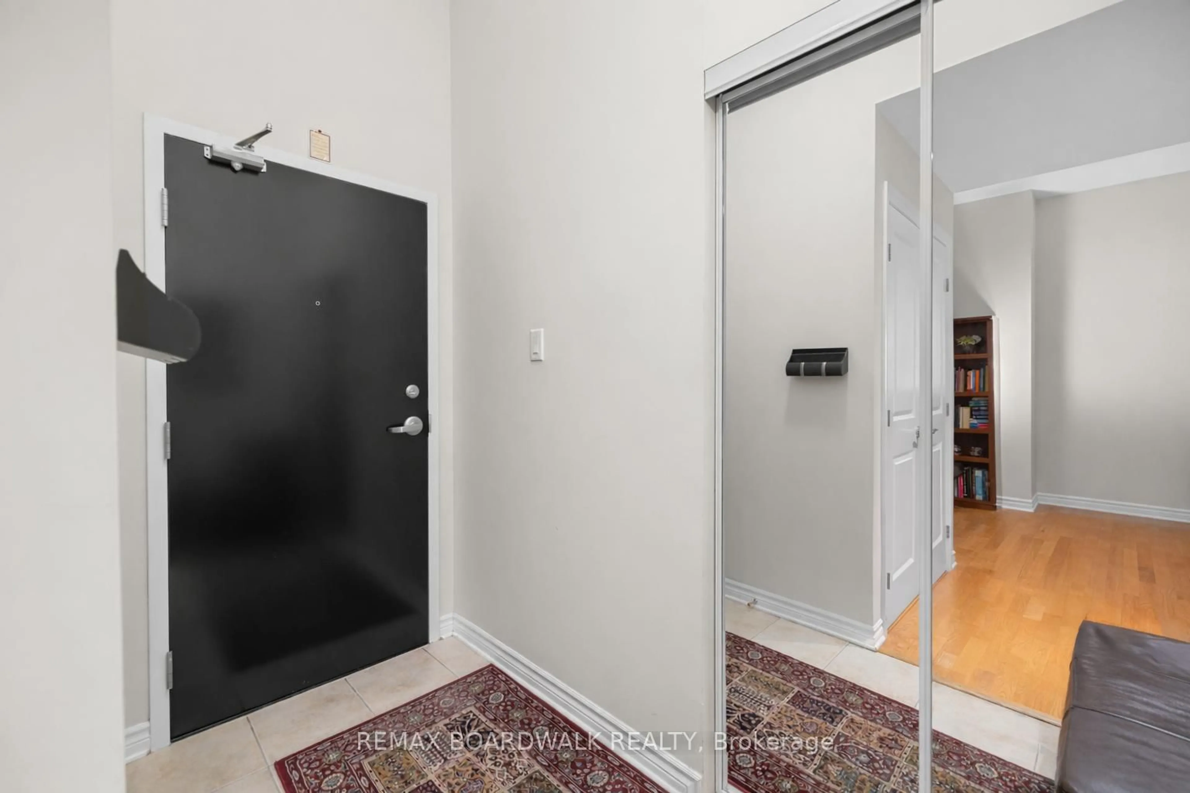Indoor entryway for 314 Central Park Dr #1004, Ottawa Ontario K2C 0R2