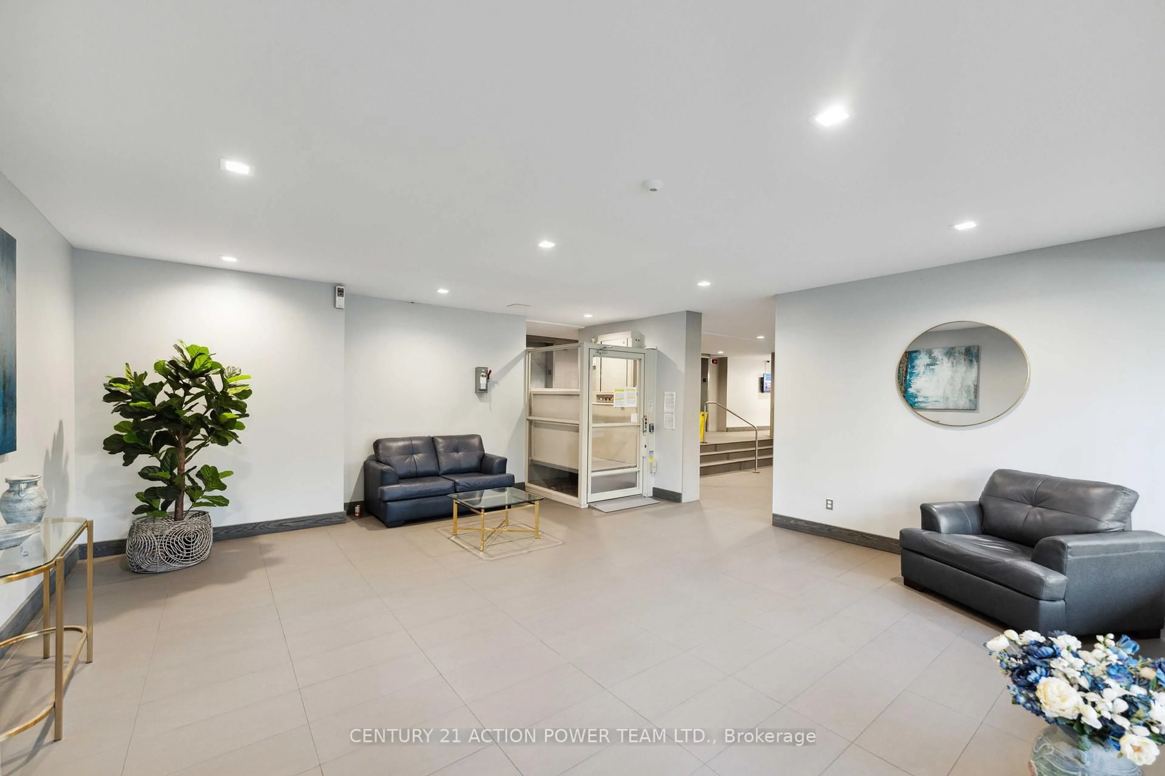 Indoor foyer for 665 Bathgate Dr #807, Ottawa Ontario K1K 3Y4