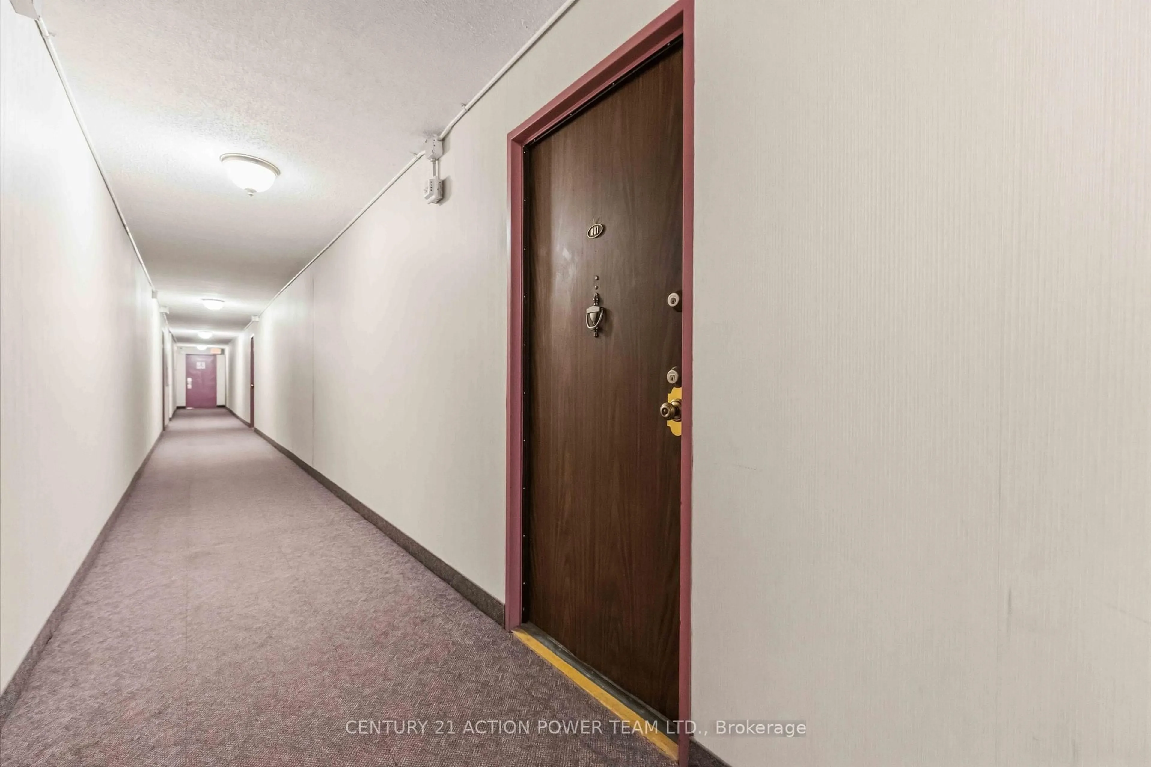 Indoor foyer for 665 Bathgate Dr #807, Ottawa Ontario K1K 3Y4