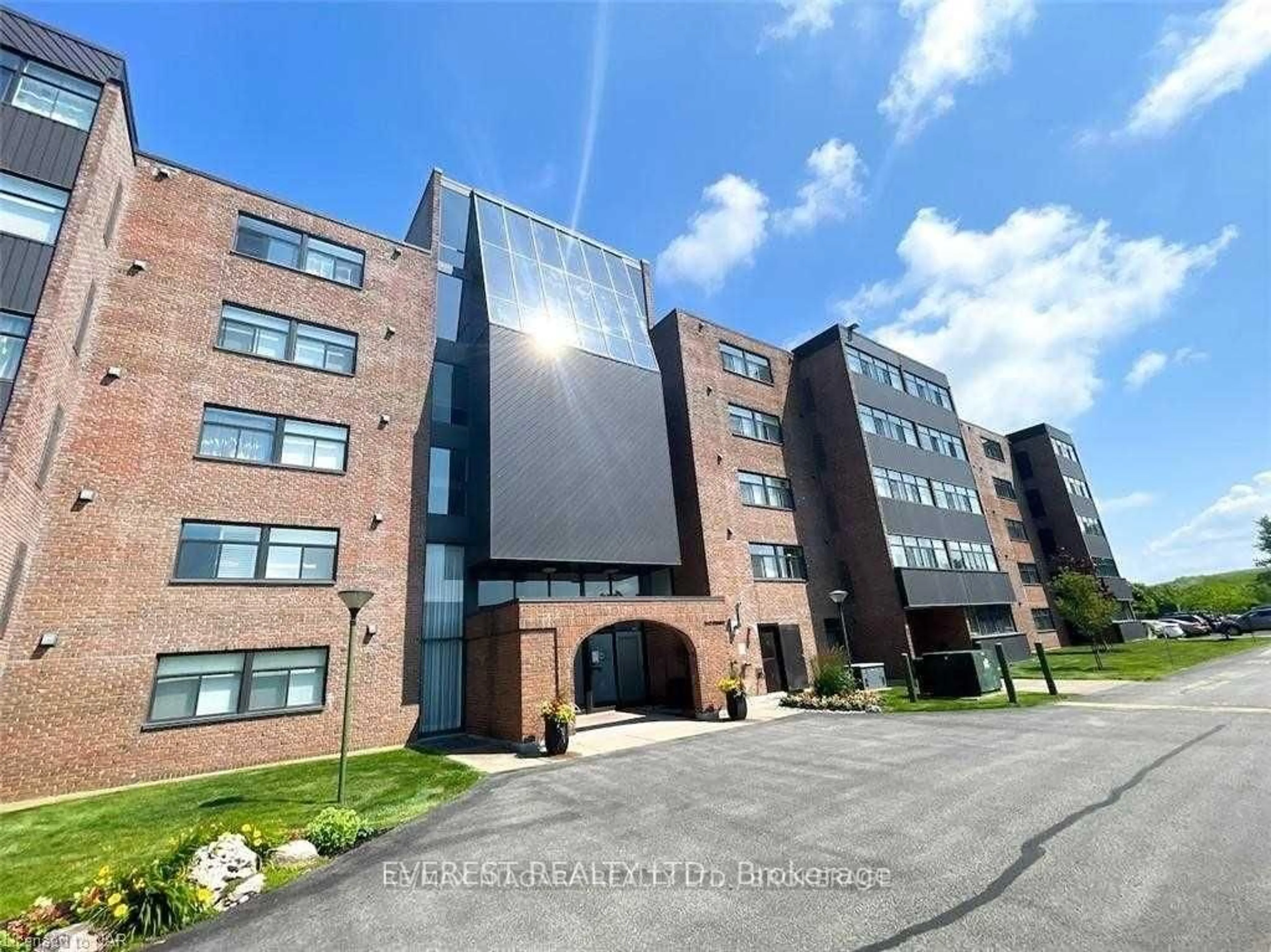 Home with brick exterior material, building for 276 Oakdale Ave #408, St. Catharines Ontario L2P 3S5
