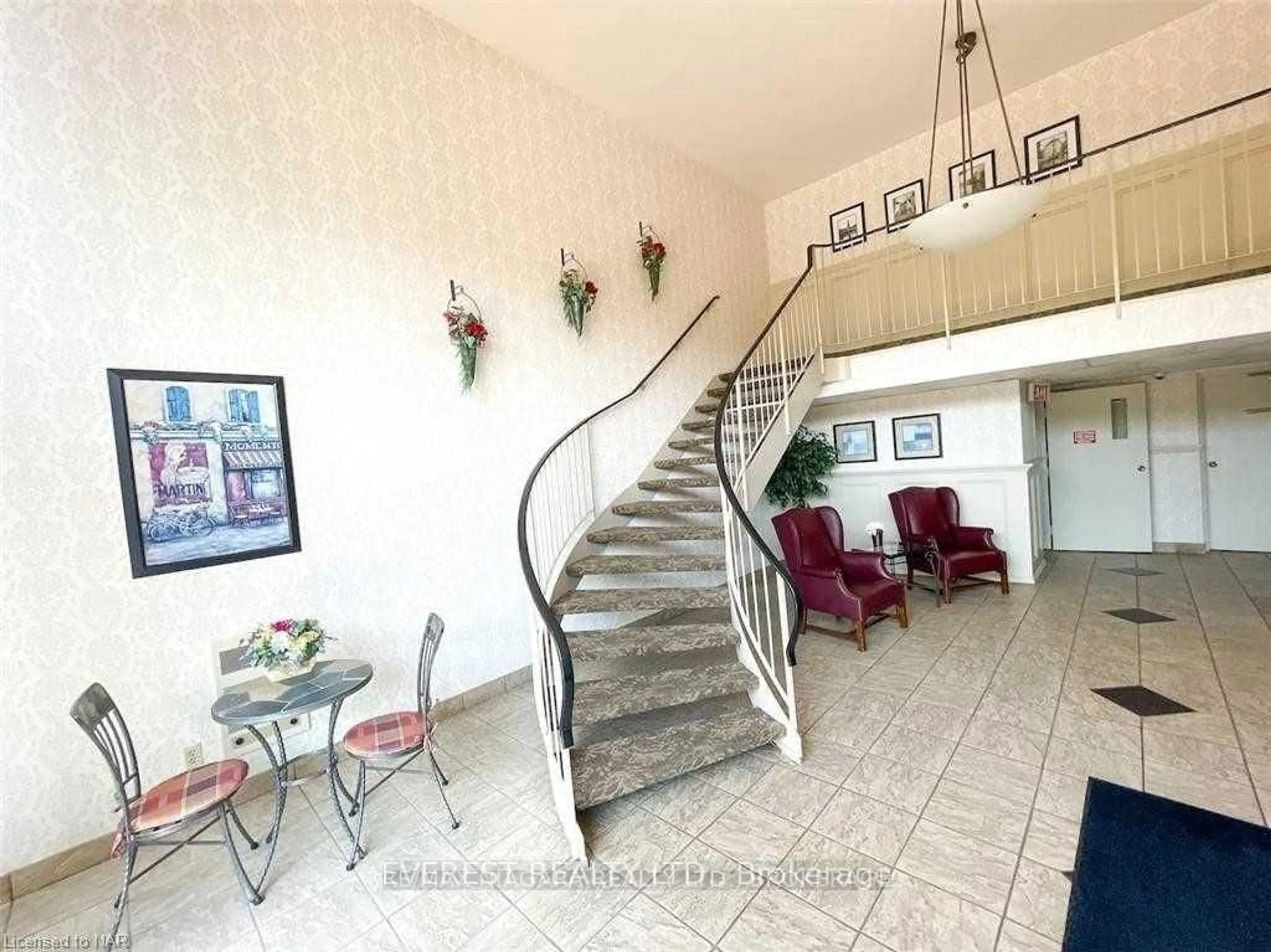 Indoor foyer for 276 Oakdale Ave #408, St. Catharines Ontario L2P 3S5