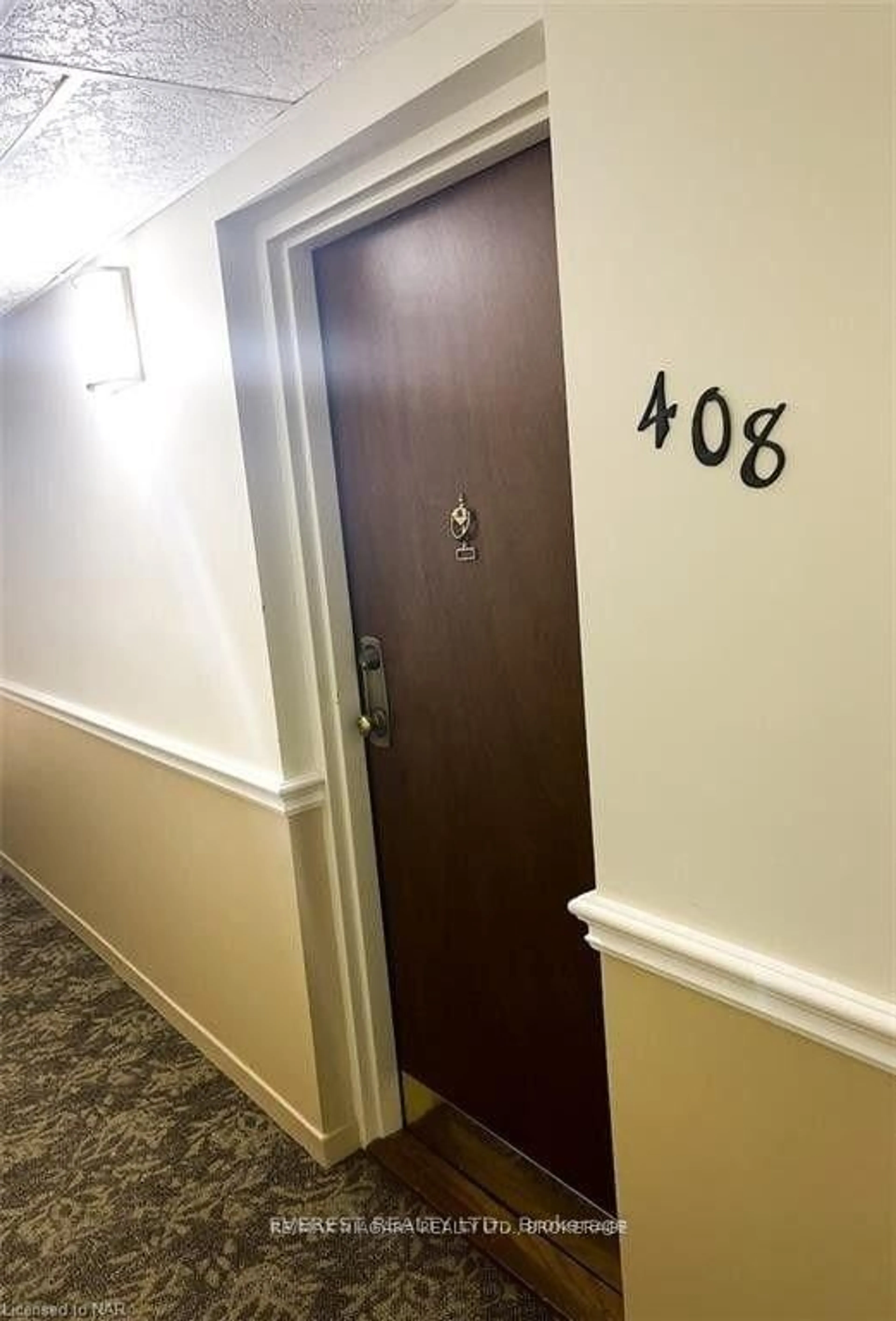 Indoor foyer for 276 Oakdale Ave #408, St. Catharines Ontario L2P 3S5