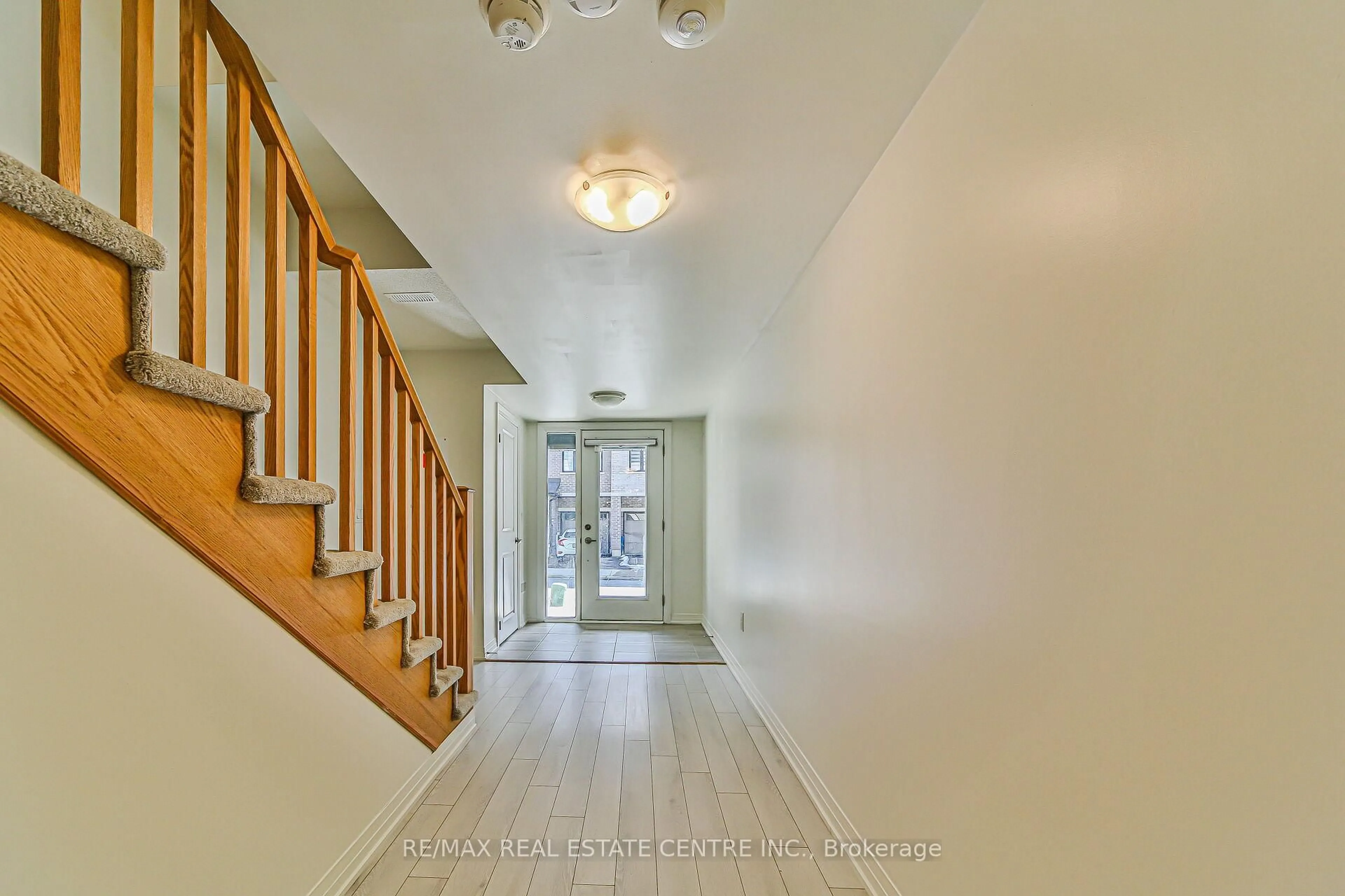 Indoor foyer for 585 Colborne St #902, Brantford Ontario N3S 0K4