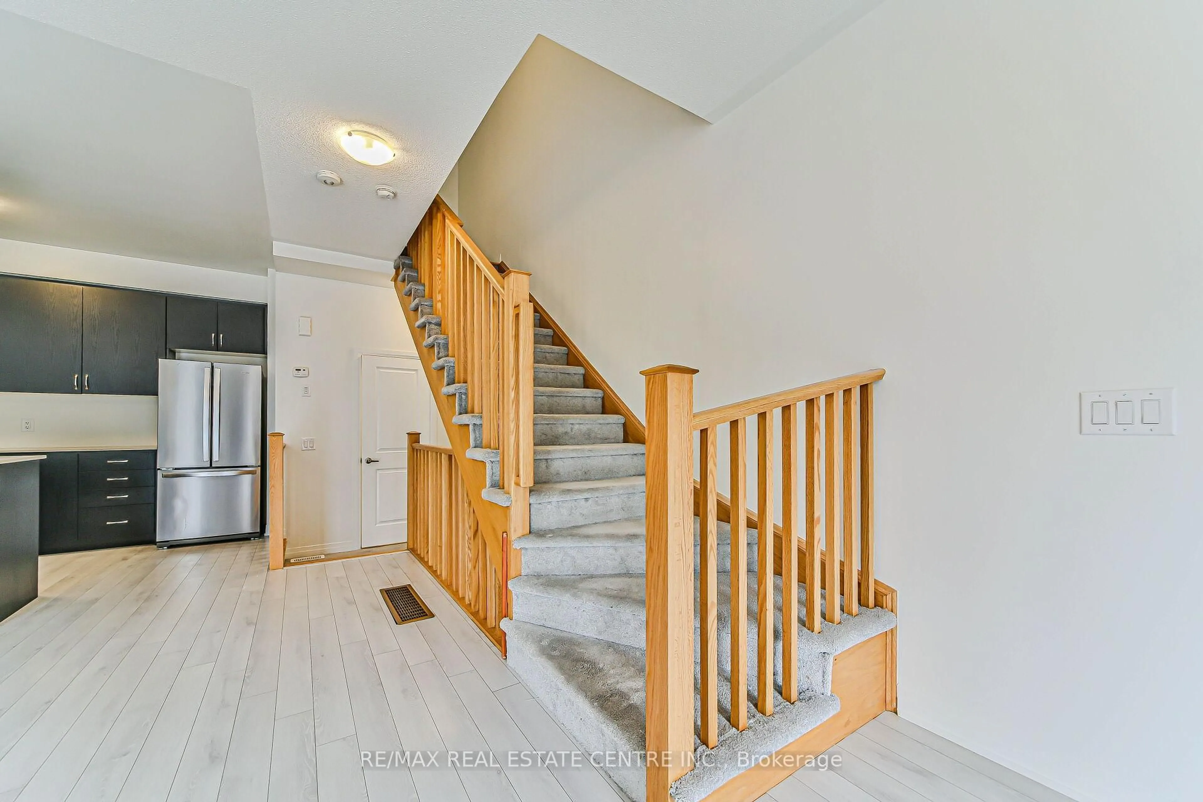 Stairs for 585 Colborne St #902, Brantford Ontario N3S 0K4