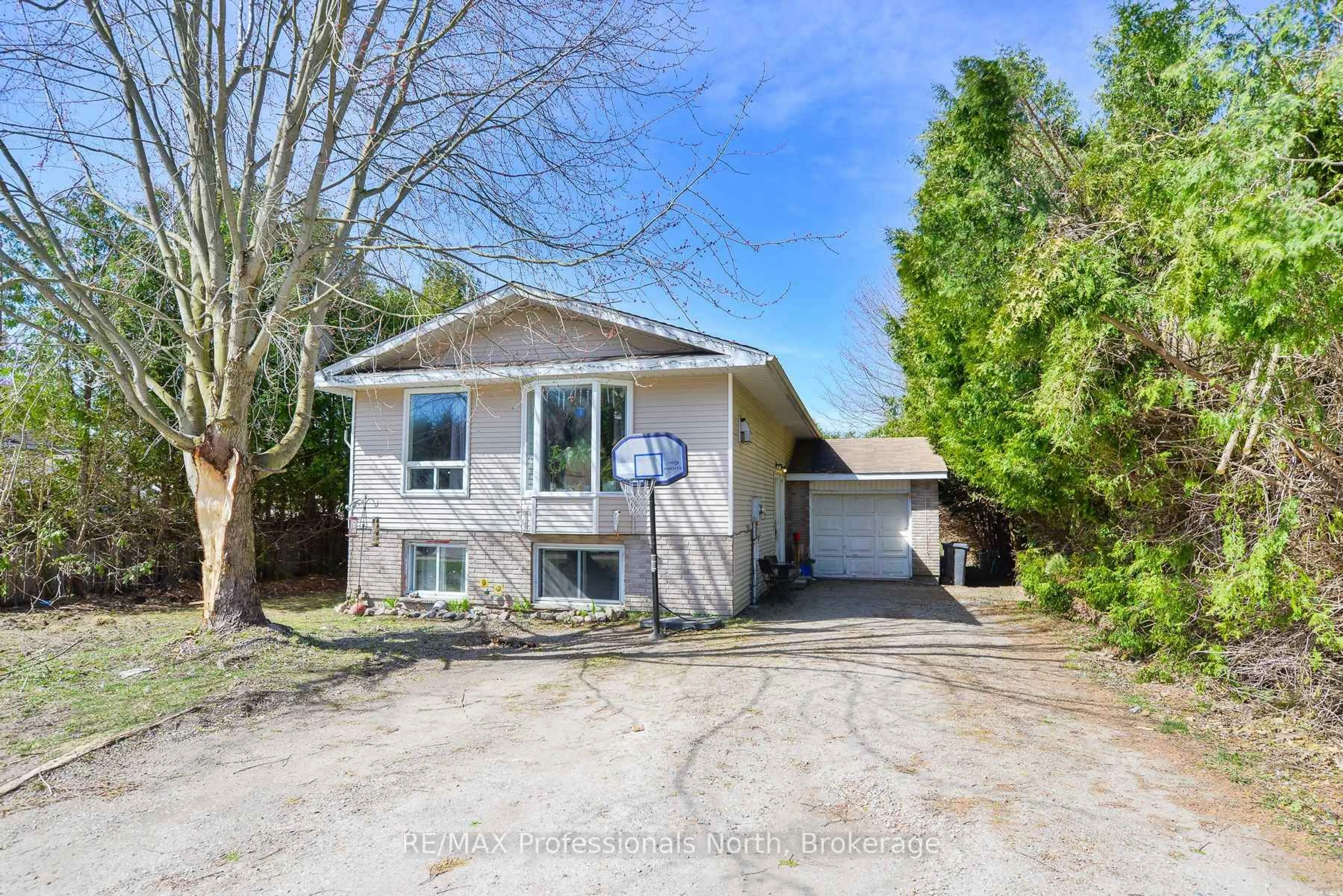 Home with vinyl exterior material, street for 60 Tamarack Tr, Bracebridge Ontario P1L 1Z1