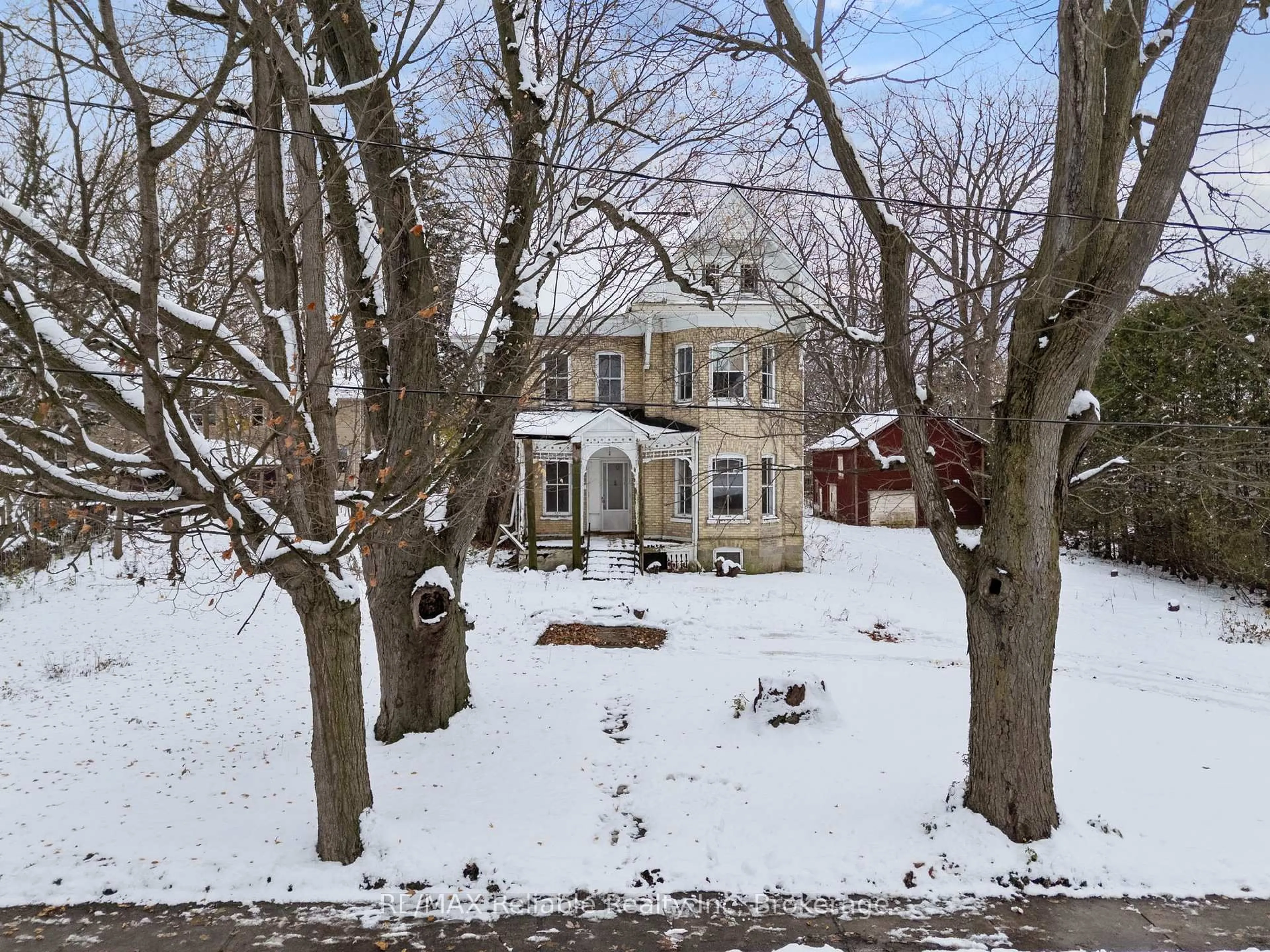 A pic from outside/outdoor area/front of a property/back of a property/a pic from drone, street for 101 Centre St, Huron East Ontario N0K 1W0