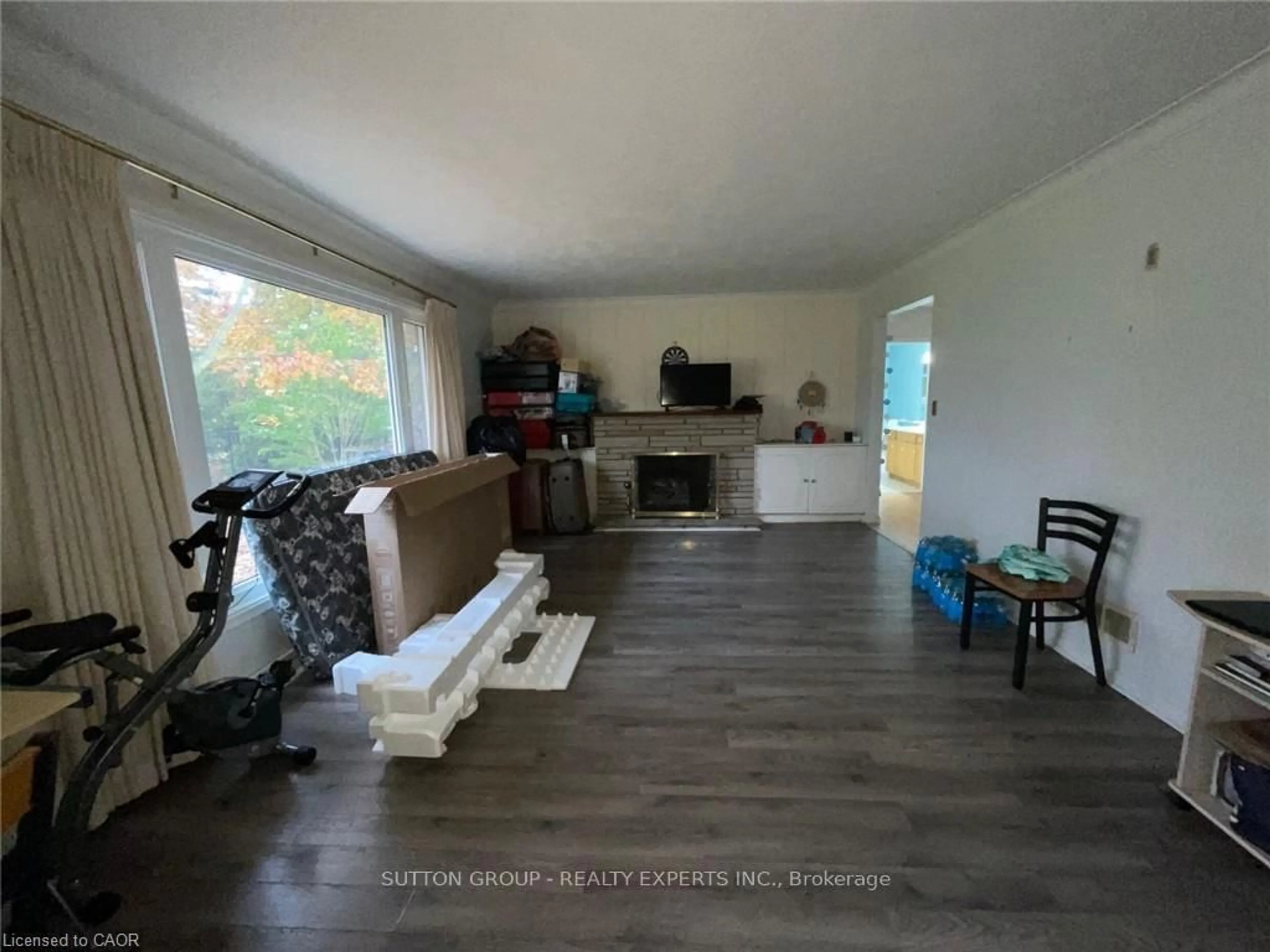 Living room with furniture, wood/laminate floor for 415 Mount Pleasant Rd, Brantford Ontario N3T 5L5