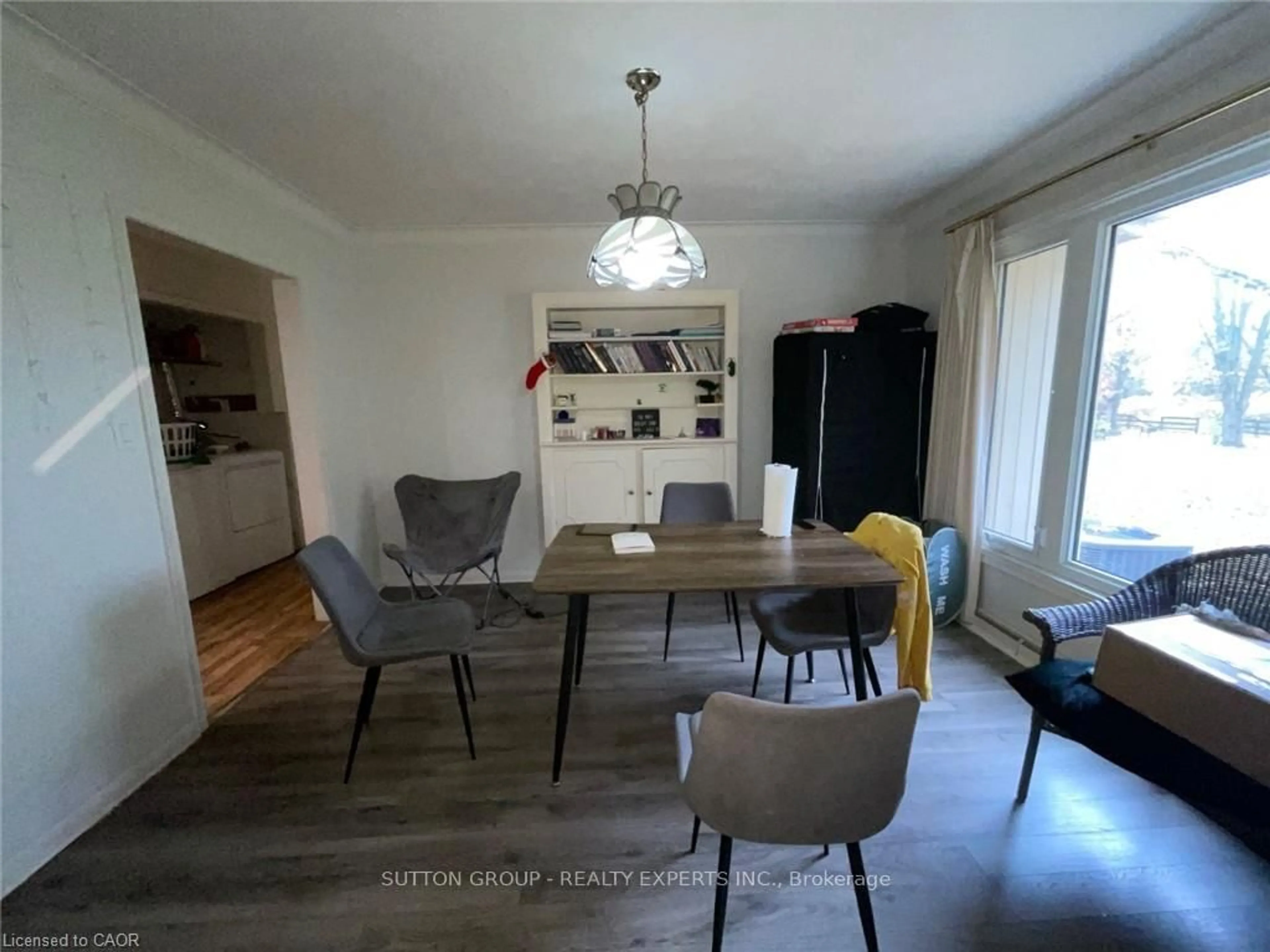 Dining room, wood/laminate floor for 415 Mount Pleasant Rd, Brantford Ontario N3T 5L5