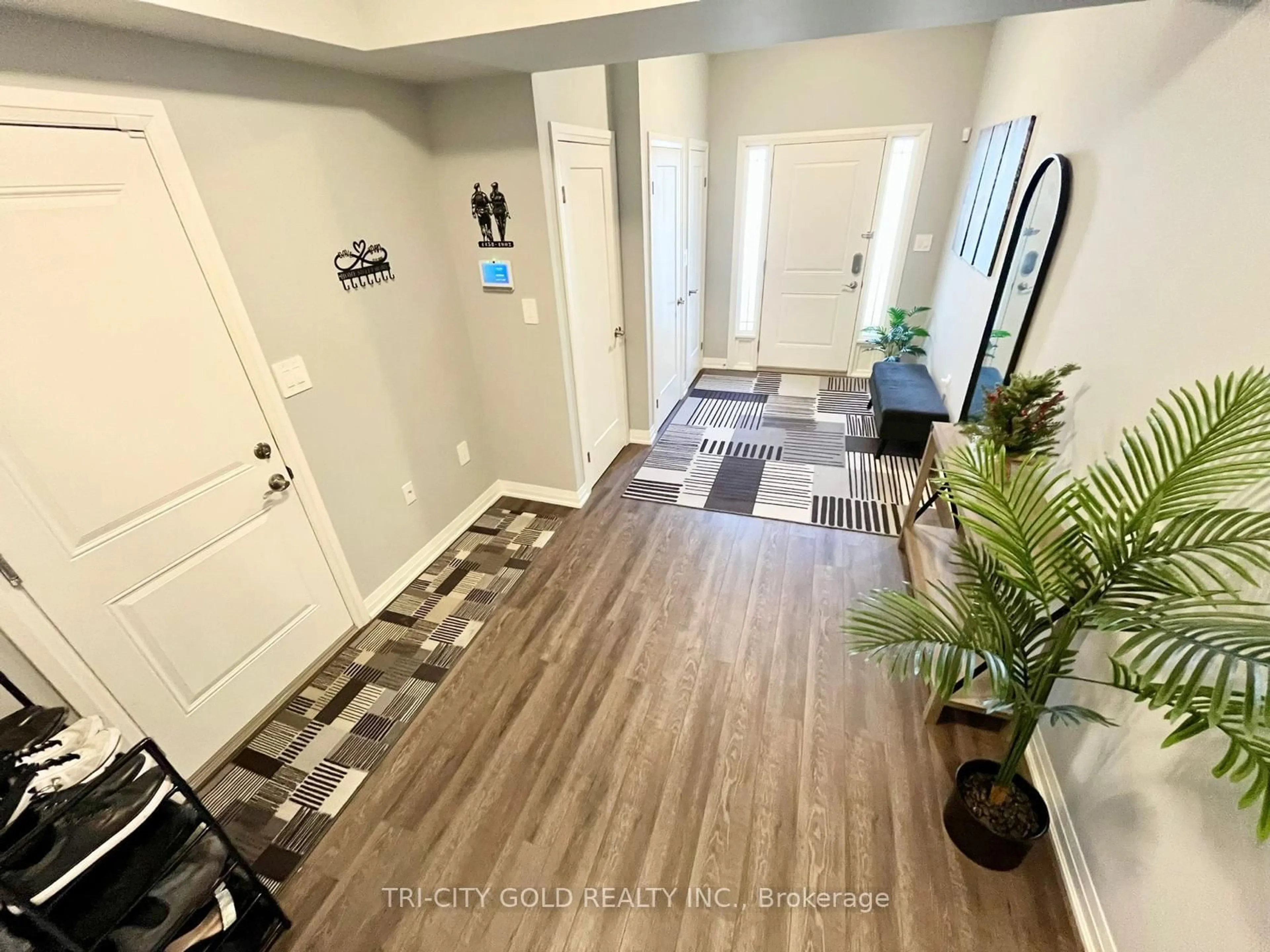 Indoor entryway for 22 Waterlily Way, Hamilton Ontario L0R 1P0