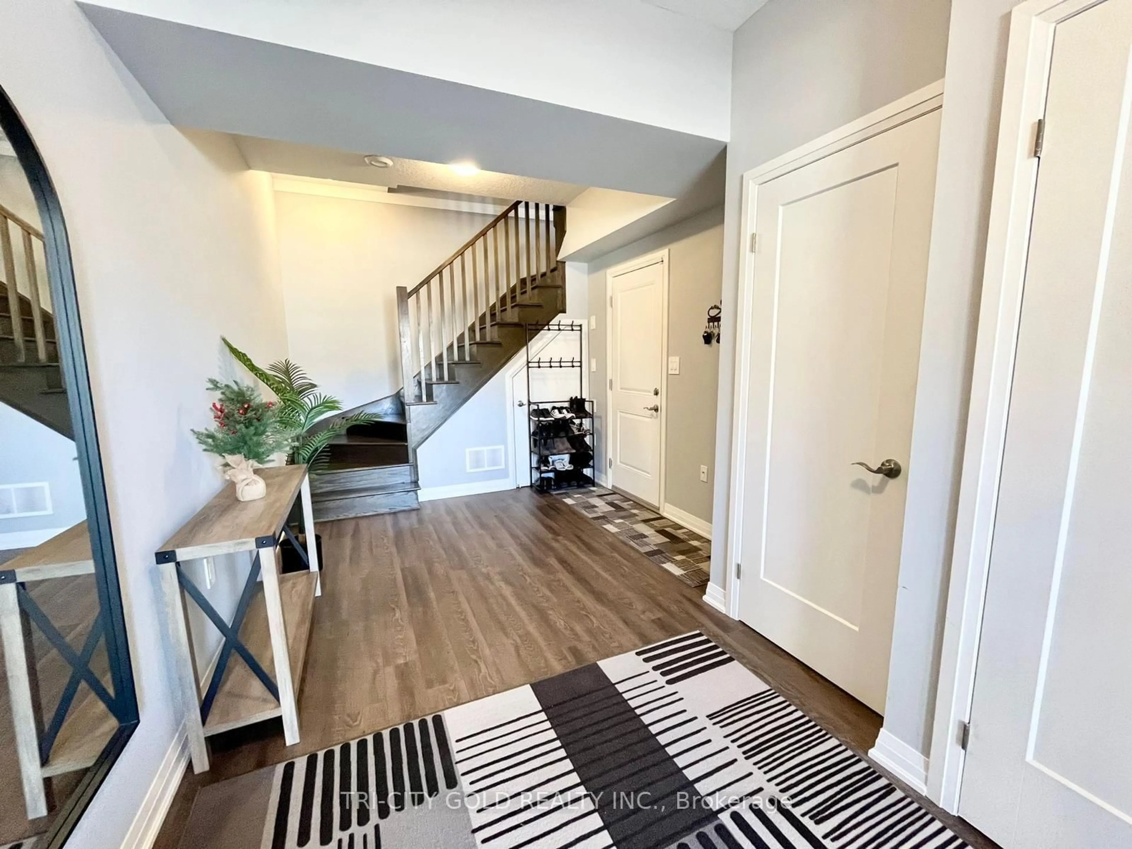 Indoor entryway for 22 Waterlily Way, Hamilton Ontario L0R 1P0