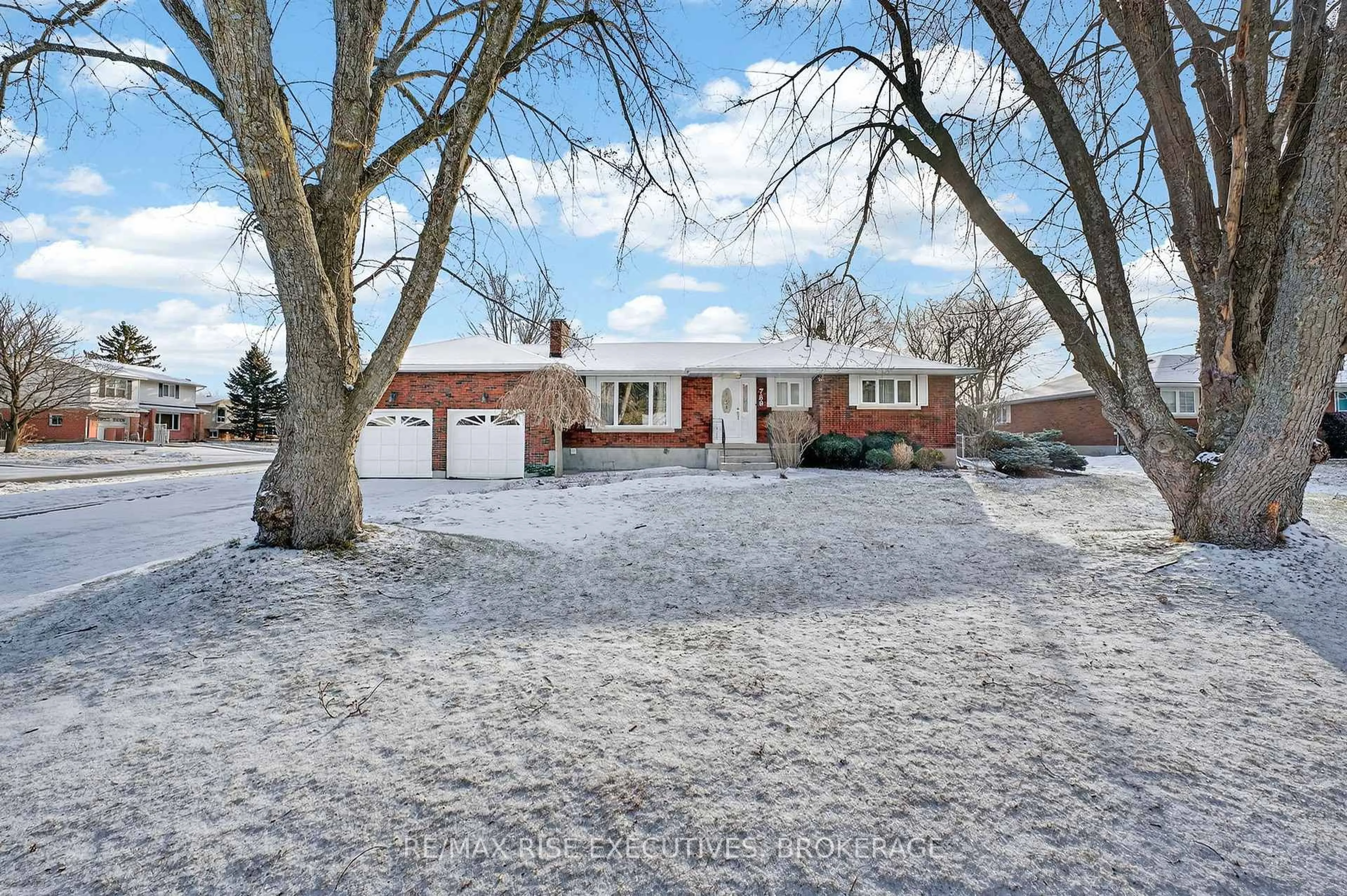 A pic from outside/outdoor area/front of a property/back of a property/a pic from drone, street for 788 Meadowood Rd, Kingston Ontario K7M 5G5