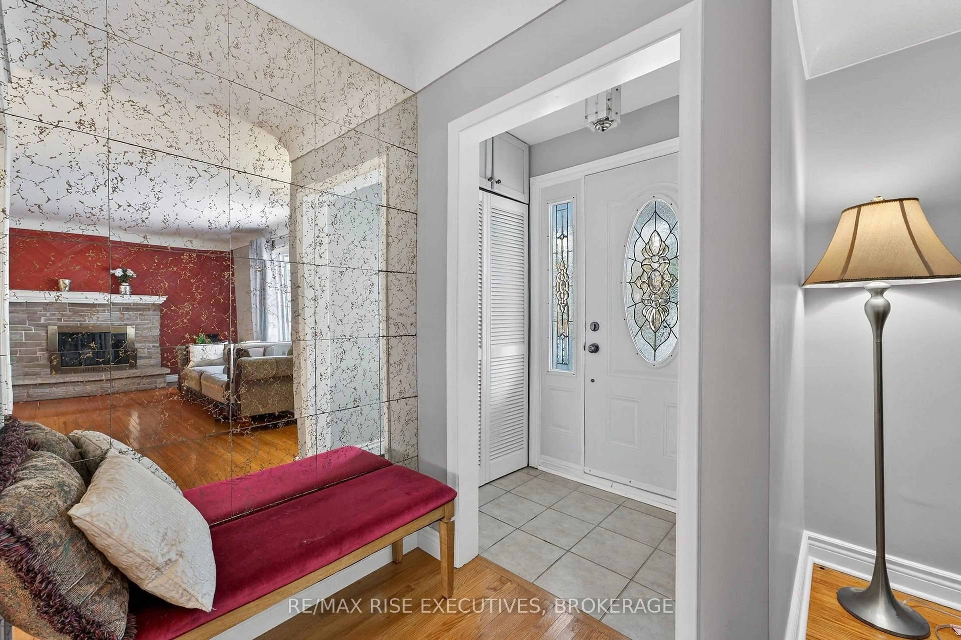 Indoor entryway for 788 Meadowood Rd, Kingston Ontario K7M 5G5