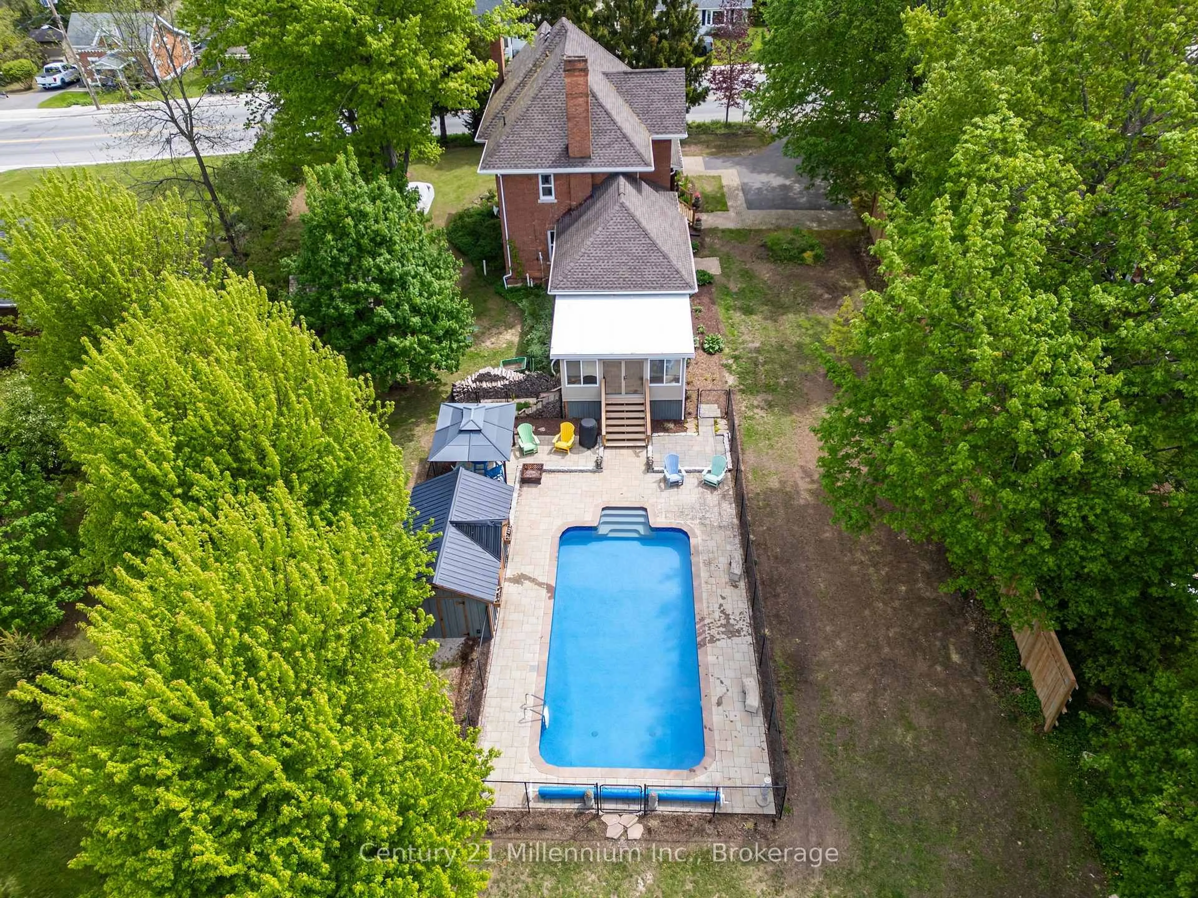 A pic from outside/outdoor area/front of a property/back of a property/a pic from drone, street for 296 Garafraxa St St, Chatsworth Ontario N0H 1G0