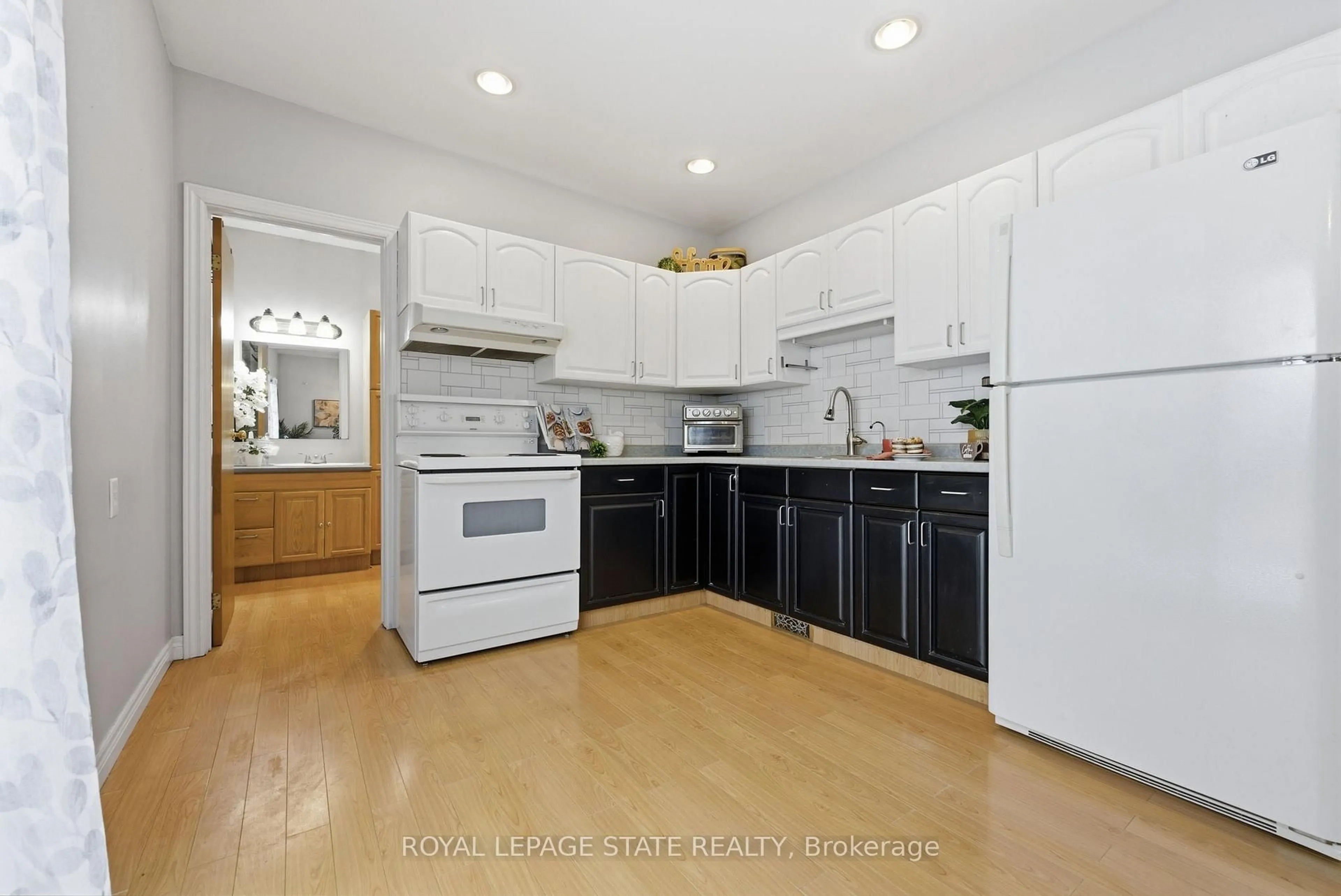 Standard kitchen, unknown for 269 Grey St, Brantford Ontario N3S 4W9