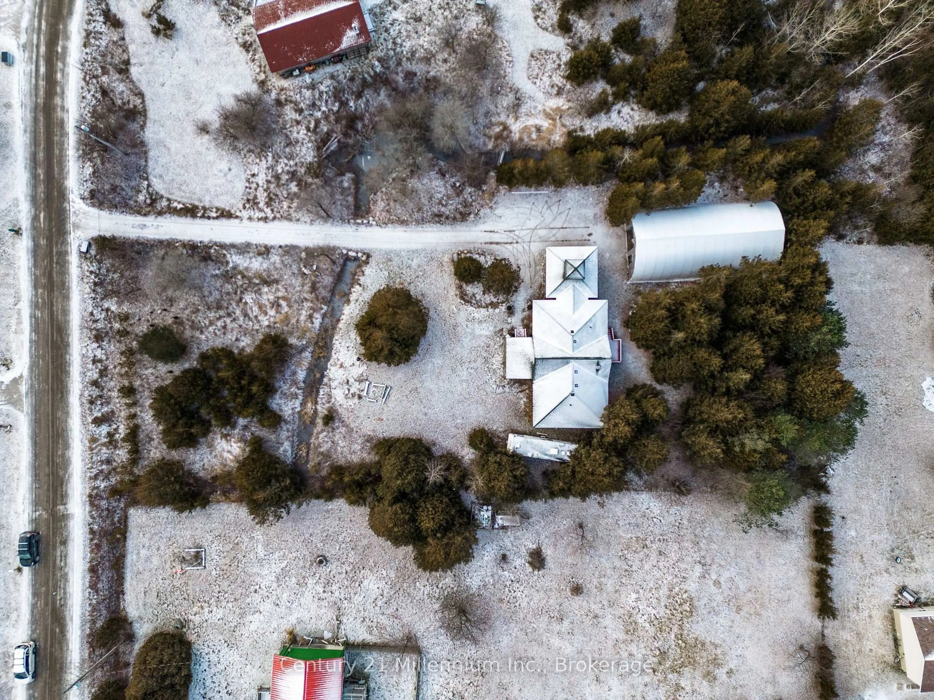 A pic from outside/outdoor area/front of a property/back of a property/a pic from drone, unknown for 25 Maple Golf Cres, Northern Bruce Peninsula Ontario N0H 2R0