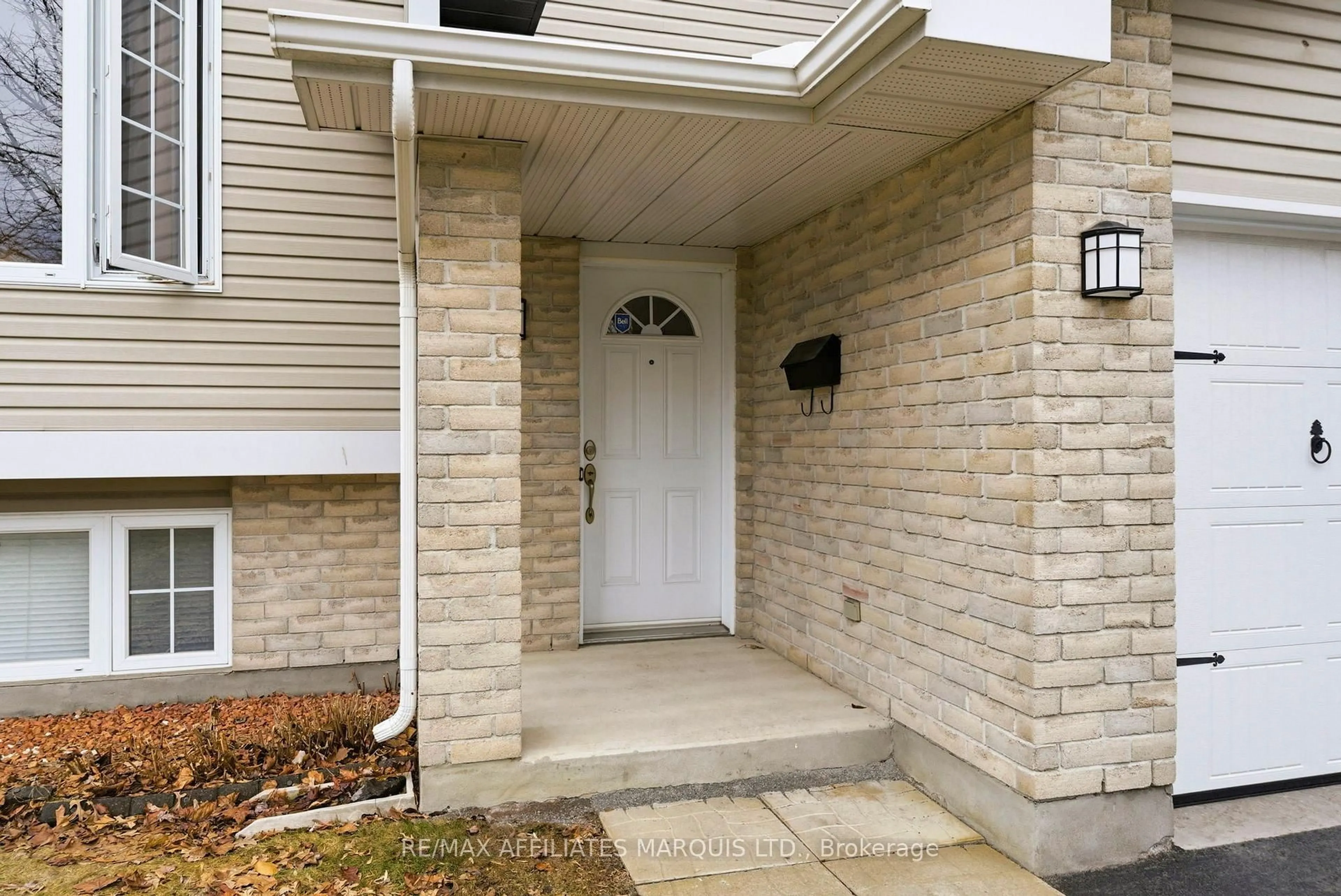 Indoor entryway for 2000 Blessed Sacrament Dr, Cornwall Ontario K6H 7N5