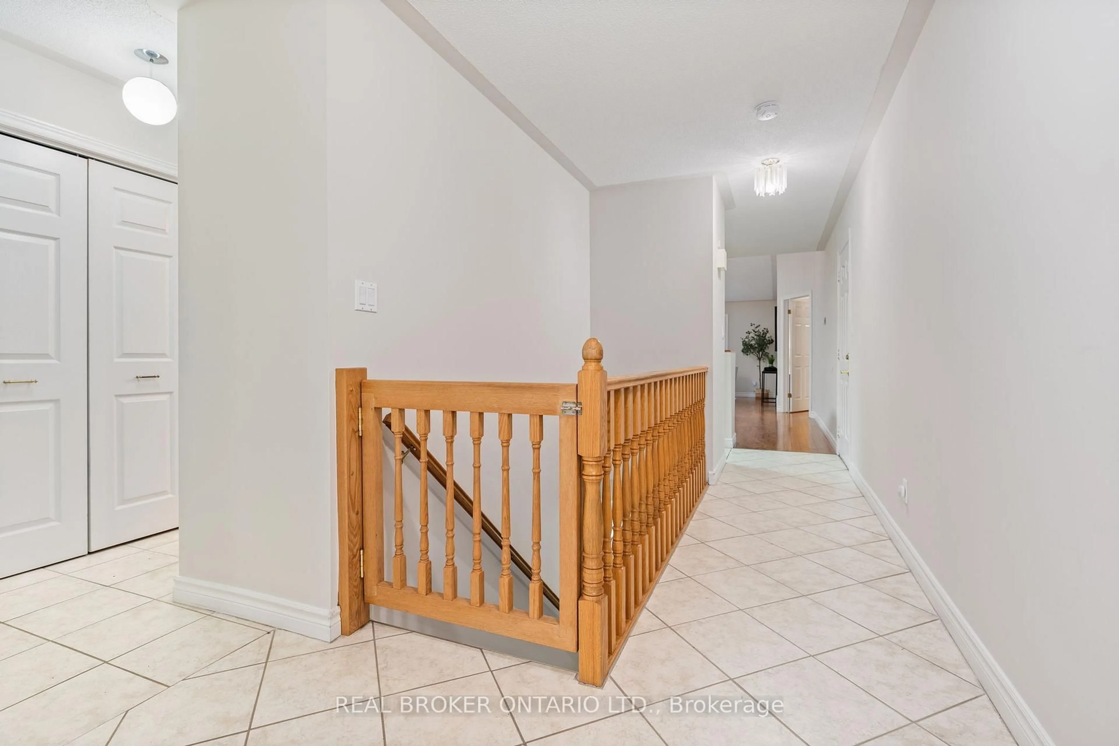 Indoor foyer for 21 Jackson Crt, Tillsonburg Ontario N4G 5R3